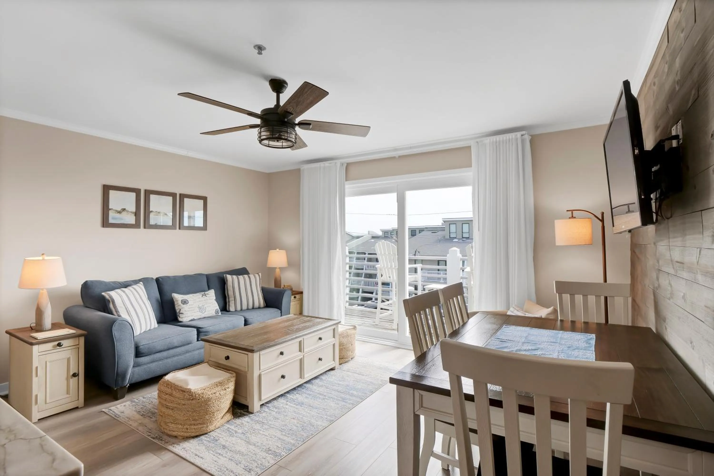 TV and multimedia in Sandpeddler Inn and Suites