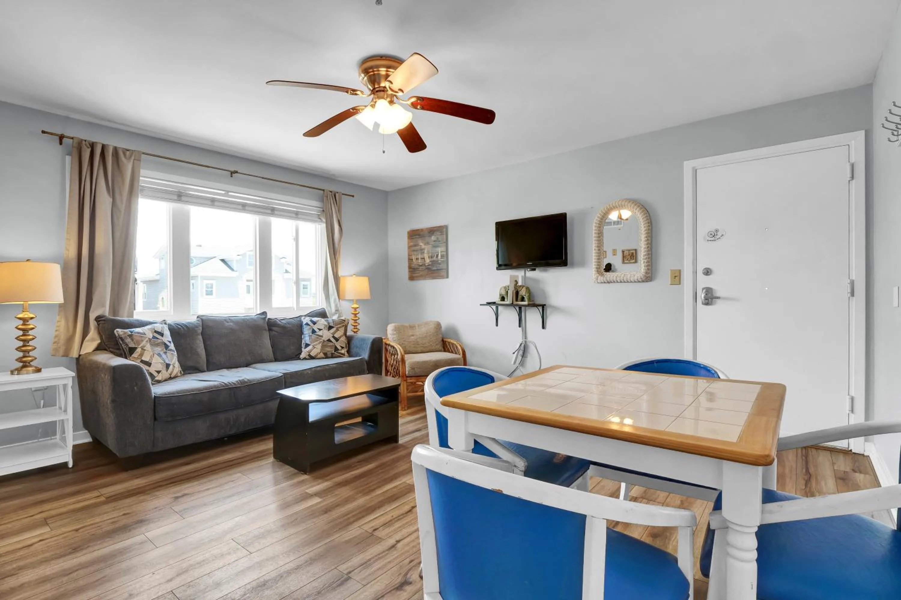 TV and multimedia in Sandpeddler Inn and Suites