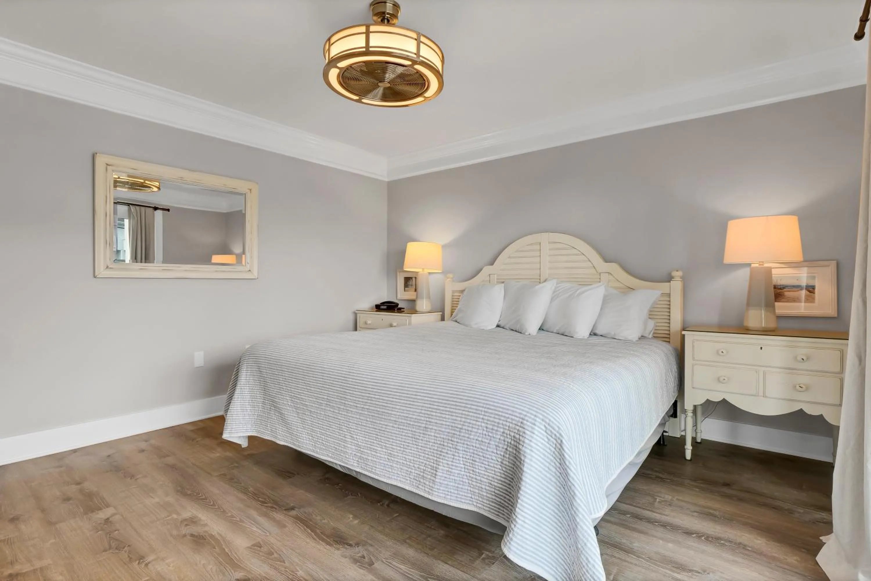 Bedroom, Bed in Sandpeddler Inn and Suites