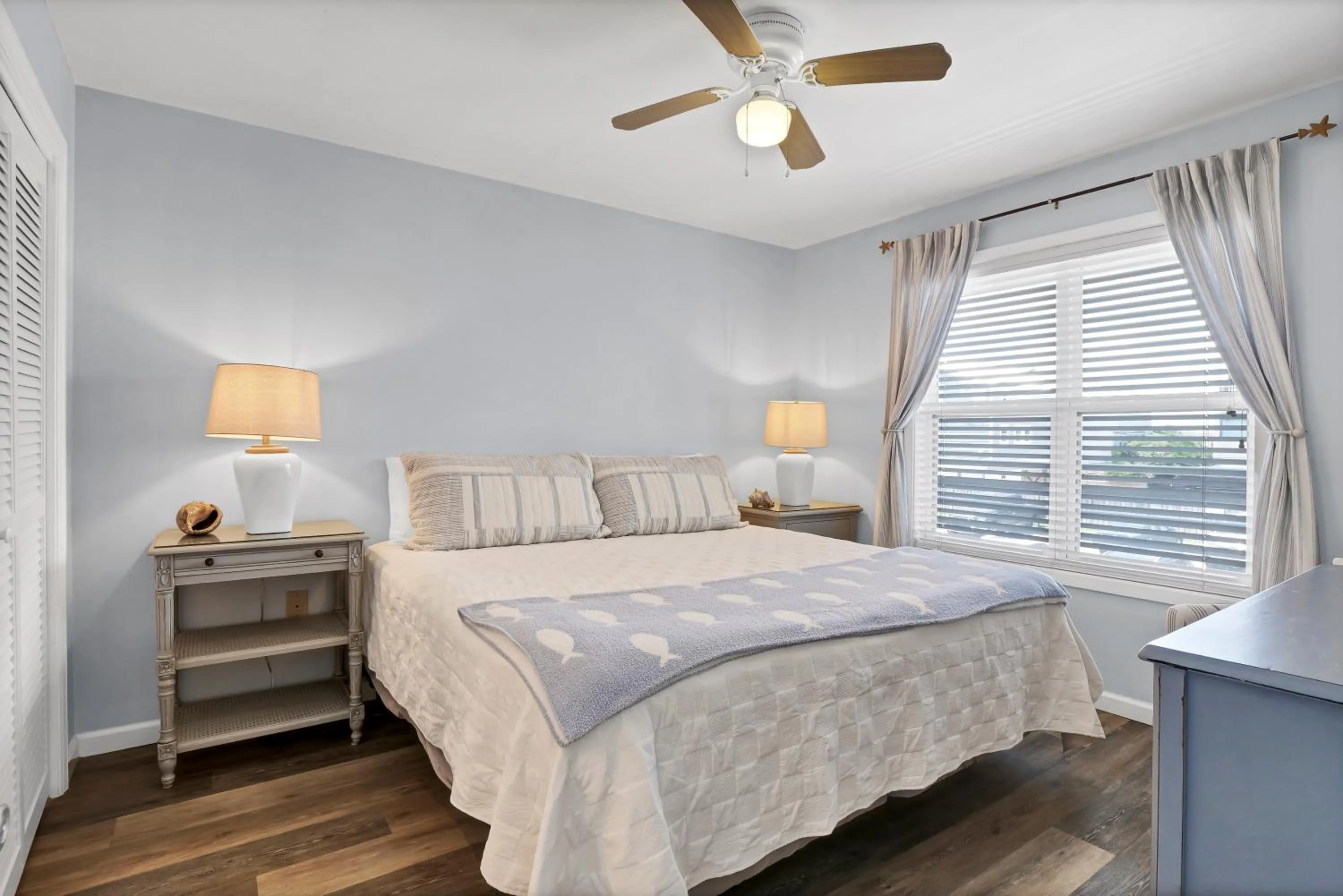 Bedroom, Bed in Sandpeddler Inn and Suites