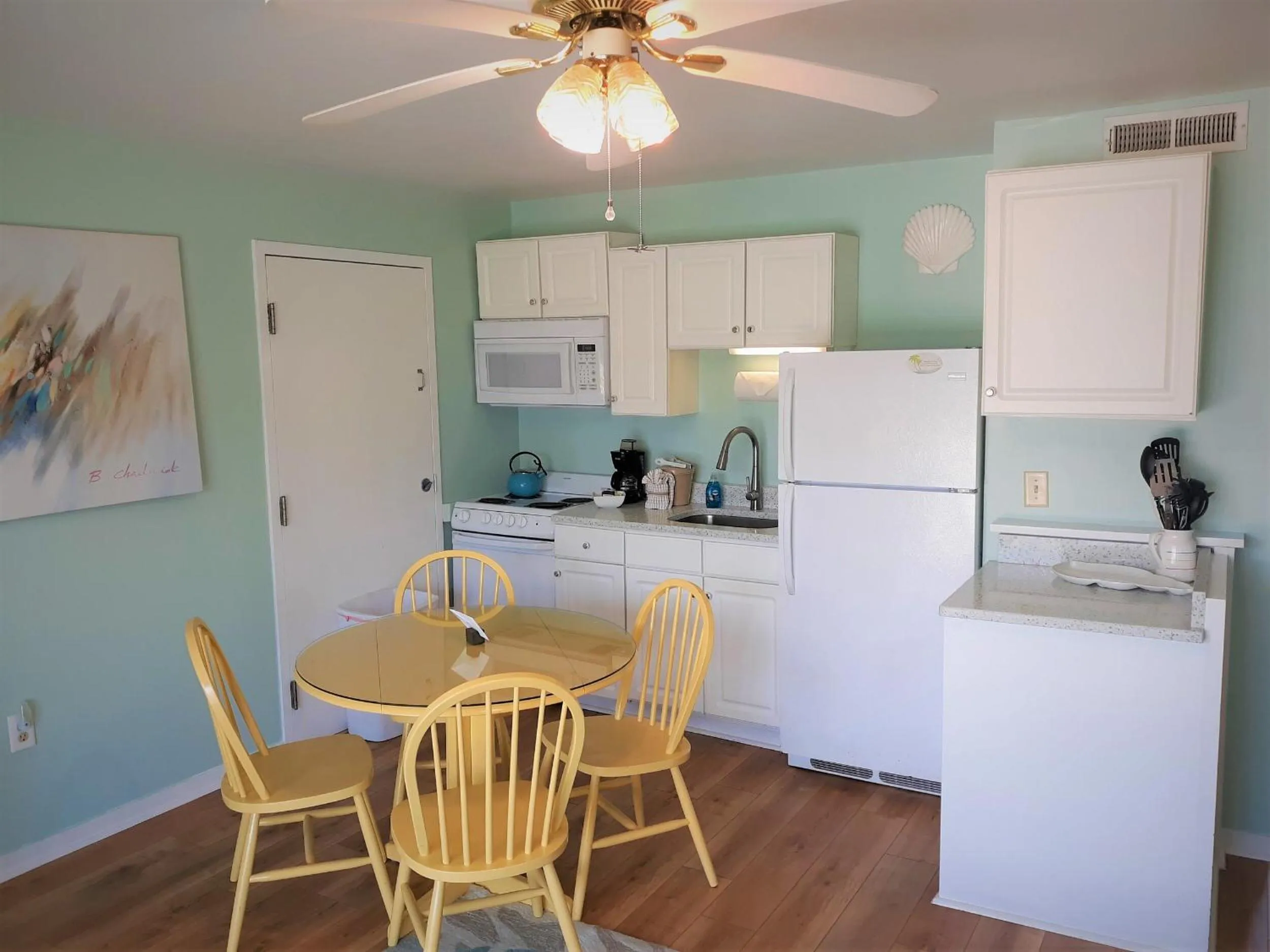 Kitchen or kitchenette in Sandpeddler Inn and Suites