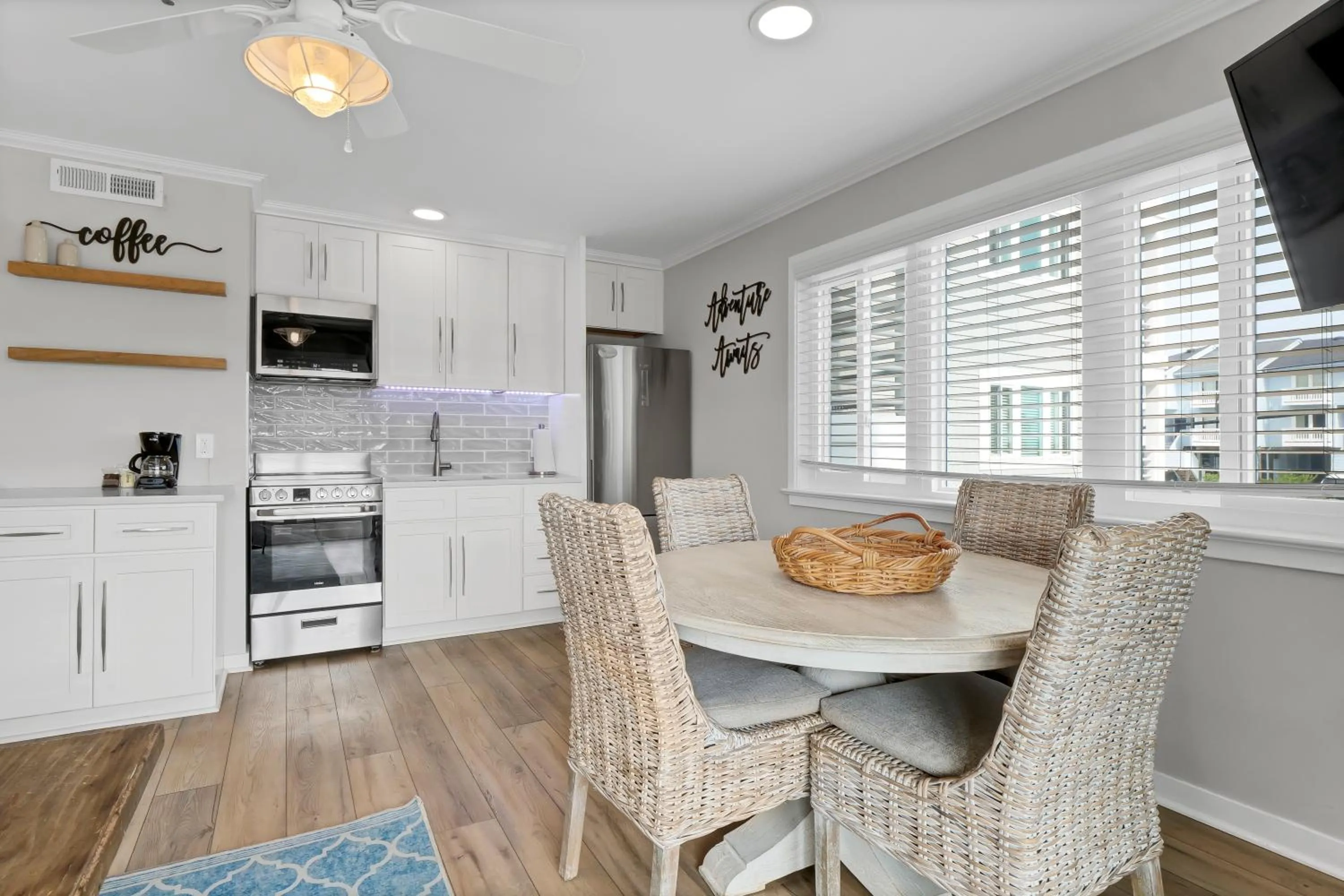 Kitchen or kitchenette in Sandpeddler Inn and Suites
