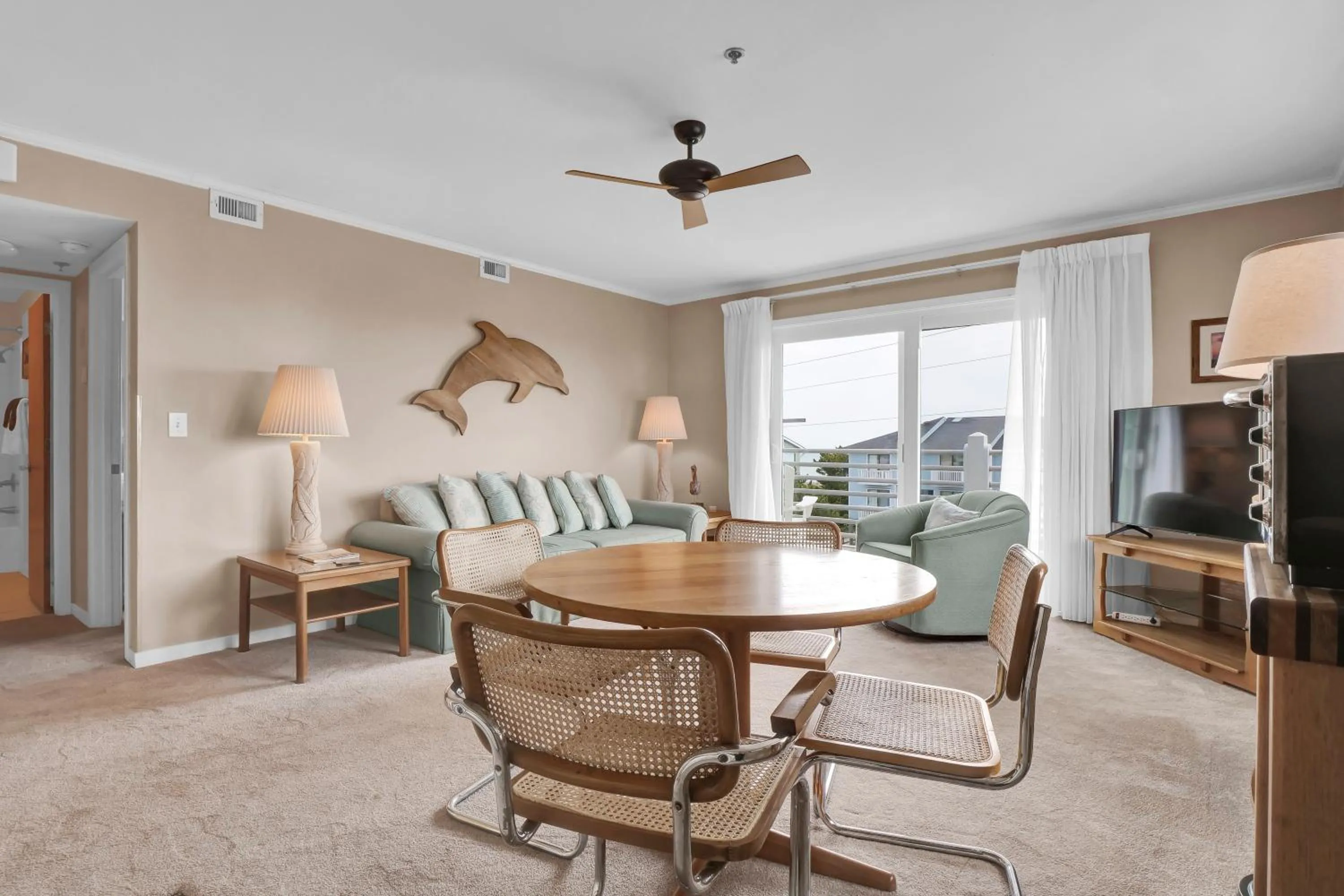 TV and multimedia in Sandpeddler Inn and Suites