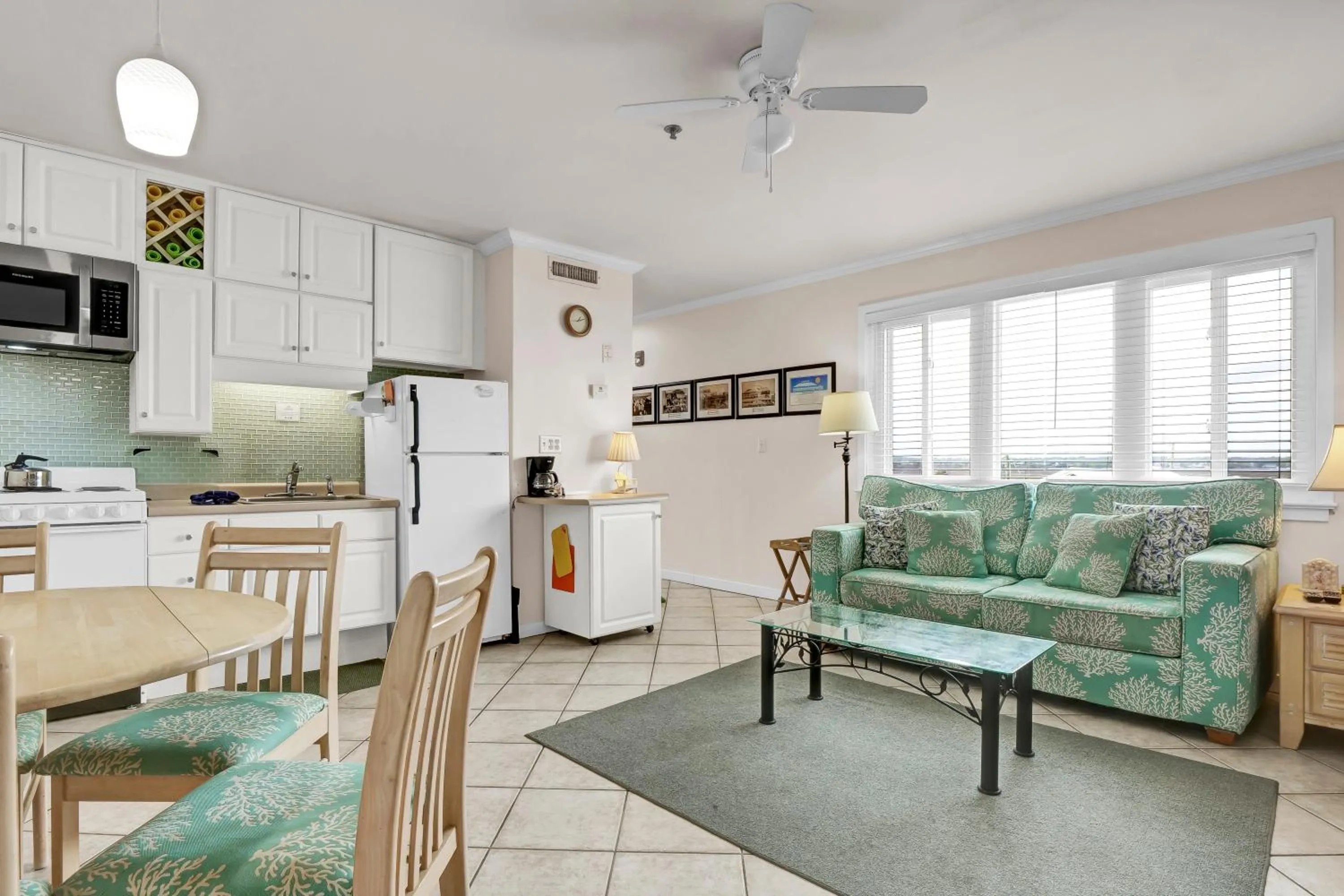 Kitchen or kitchenette in Sandpeddler Inn and Suites