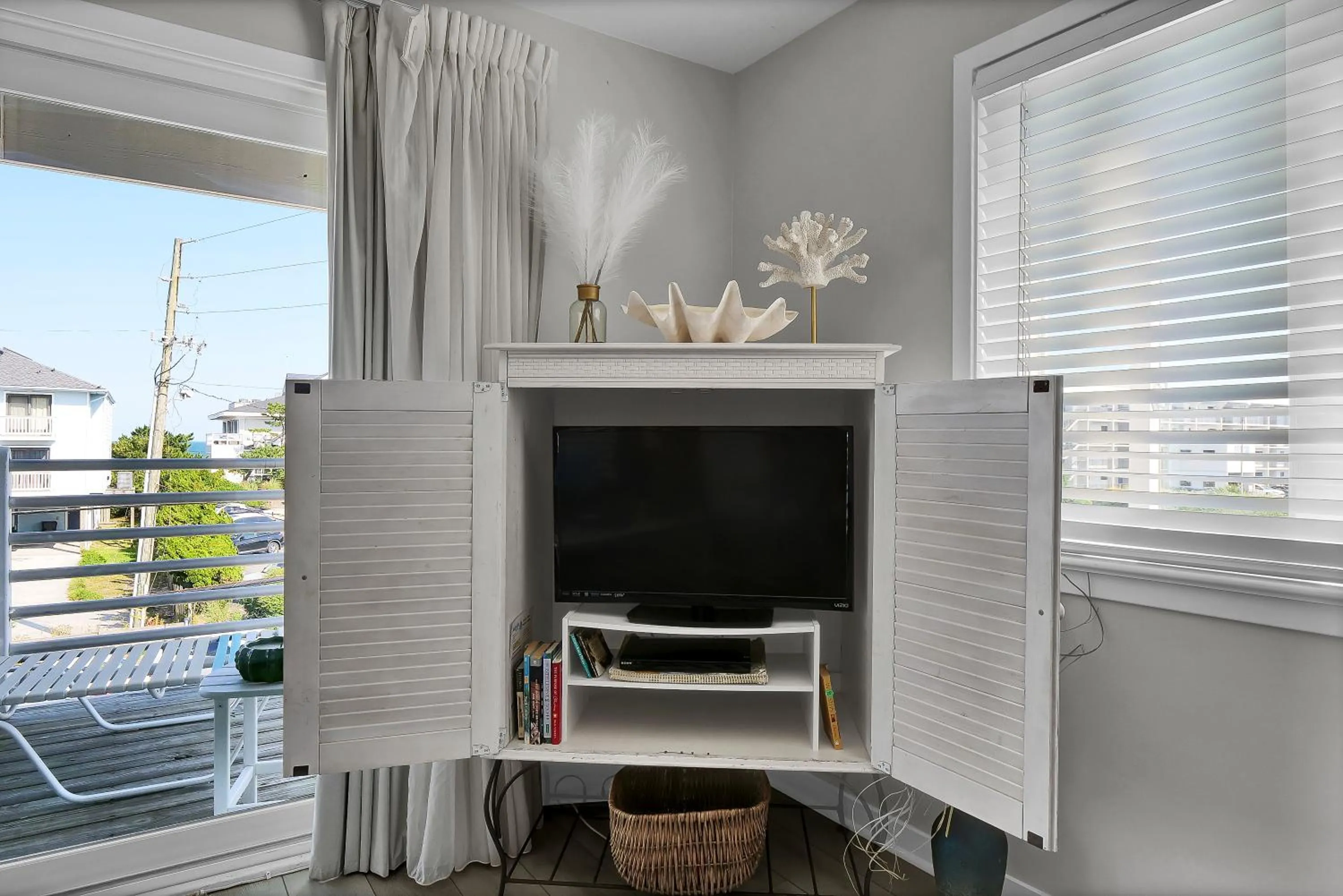 TV and multimedia in Sandpeddler Inn and Suites