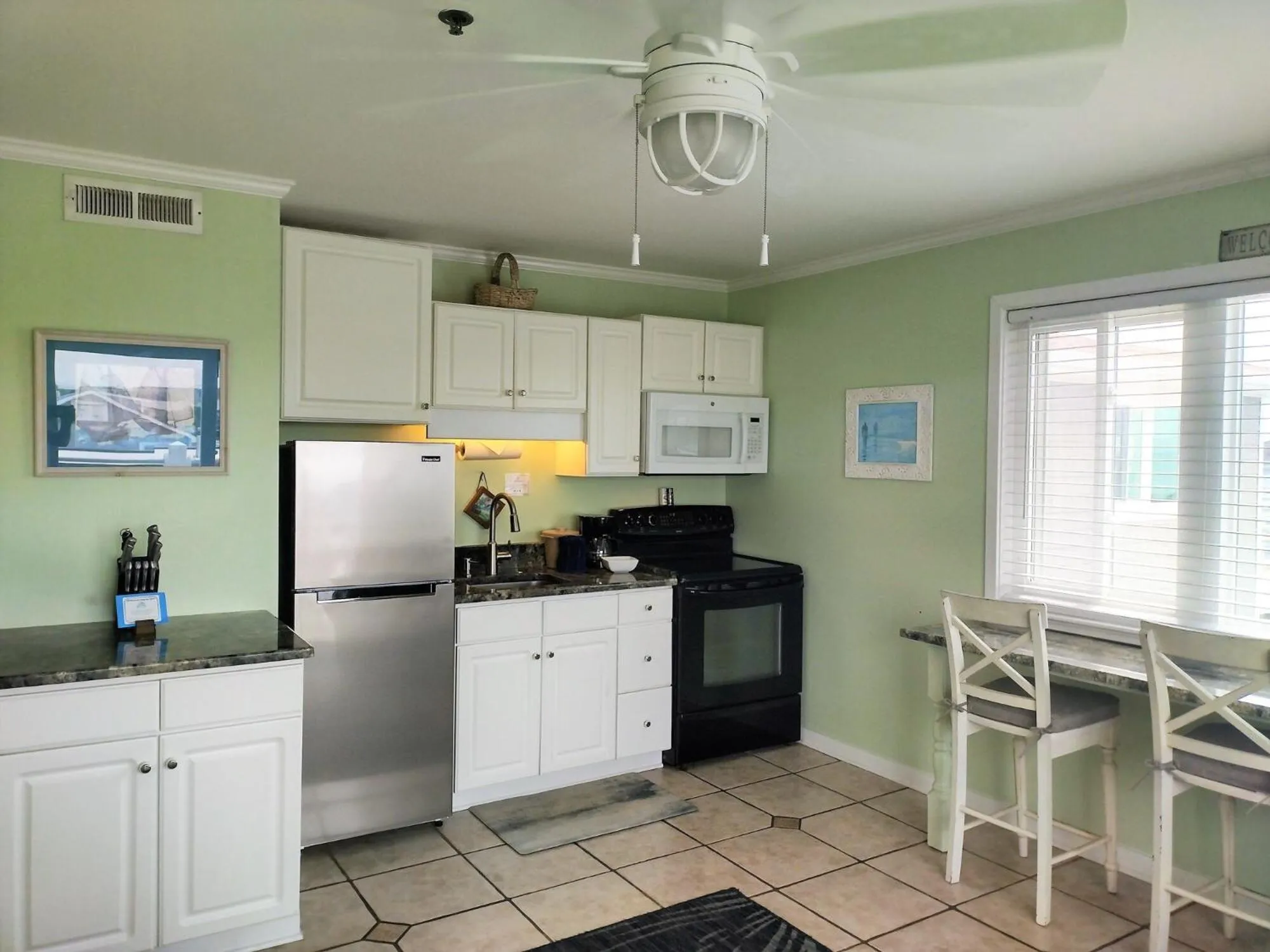 Kitchen or kitchenette in Sandpeddler Inn and Suites