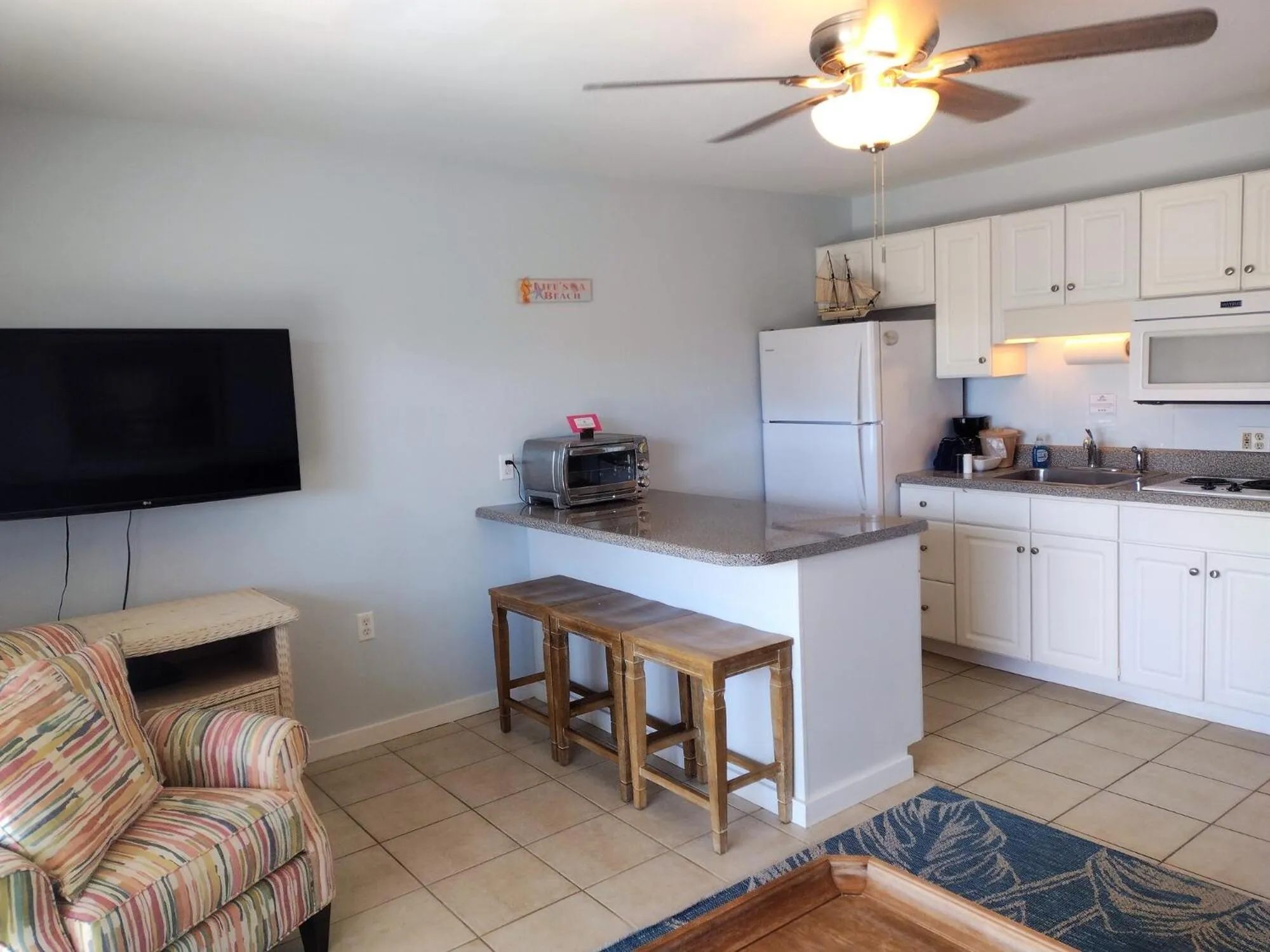 Communal lounge/ TV room in Sandpeddler Inn and Suites