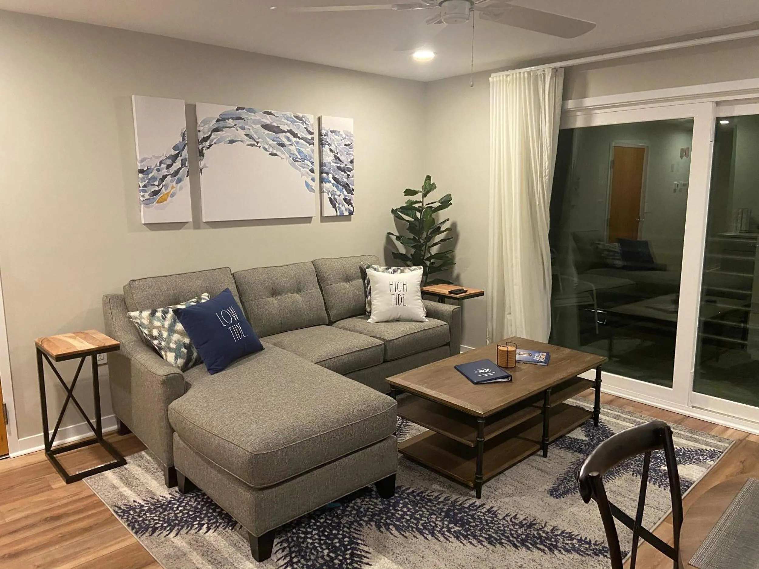 Communal lounge/ TV room in Sandpeddler Inn and Suites