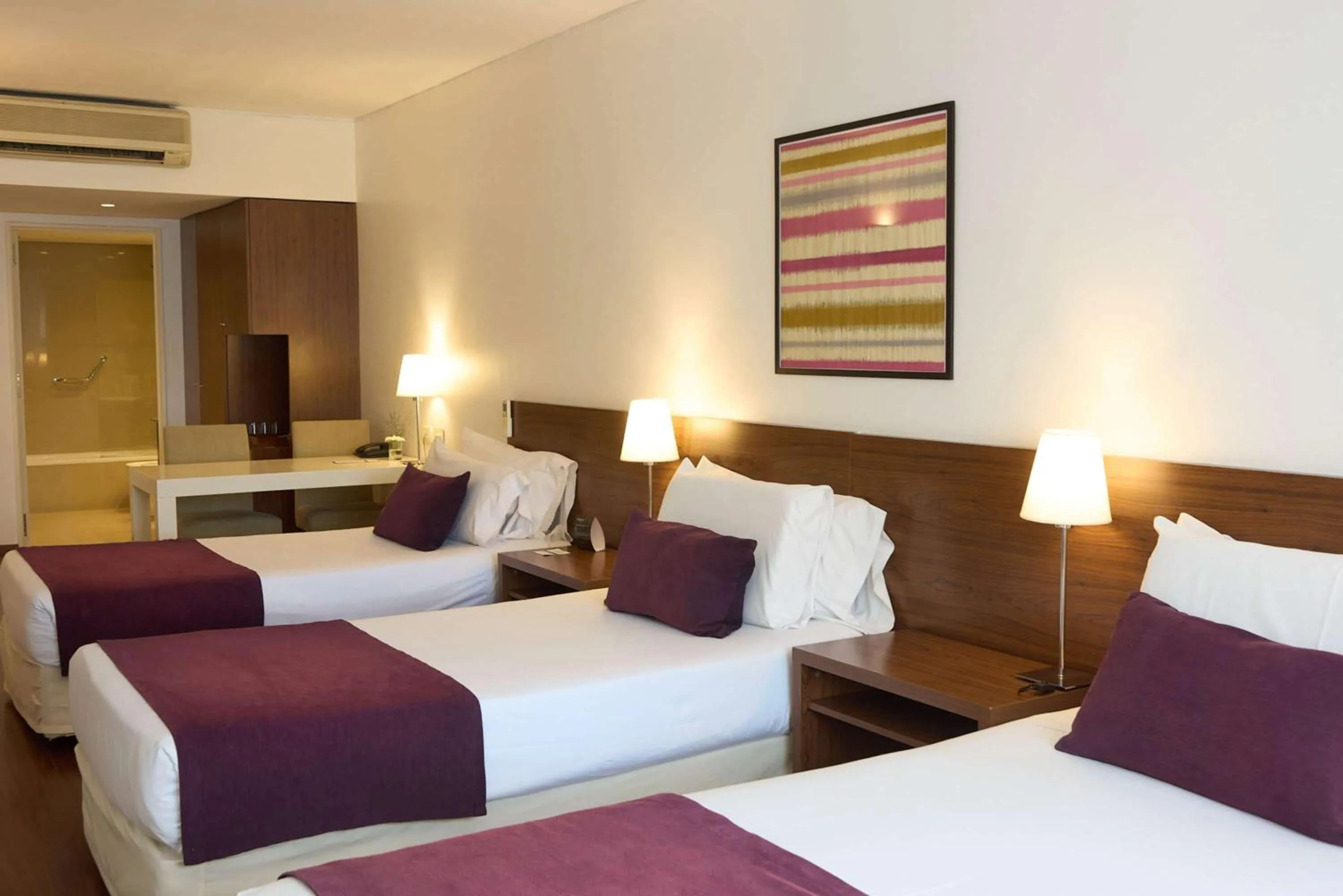 Photo of the whole room, Bed in Dazzler by Wyndham Buenos Aires Maipu