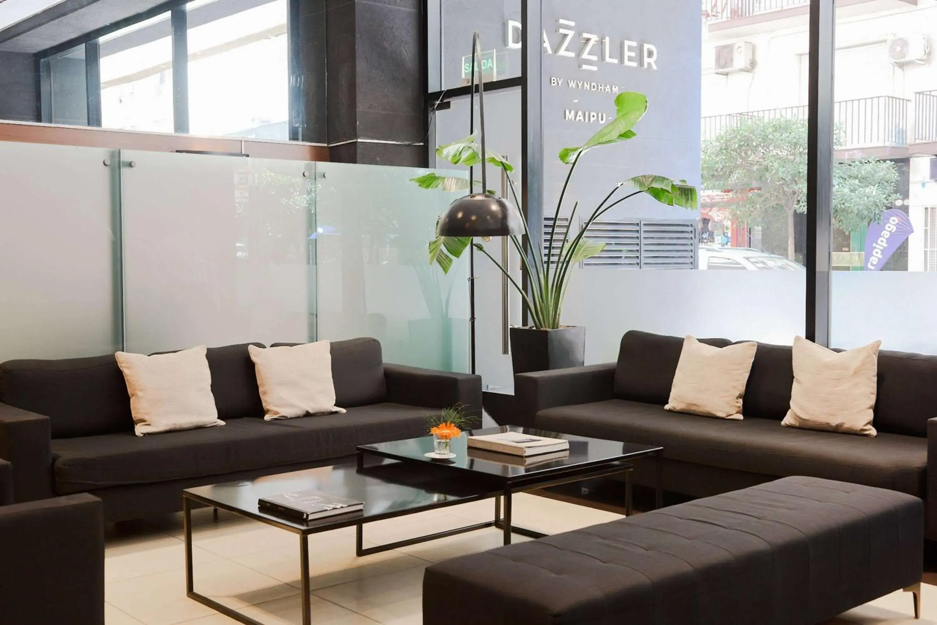 Lobby or reception in Dazzler by Wyndham Buenos Aires Maipu Lobby or reception in Dazzler by Wyndham Buenos Aires Maipu