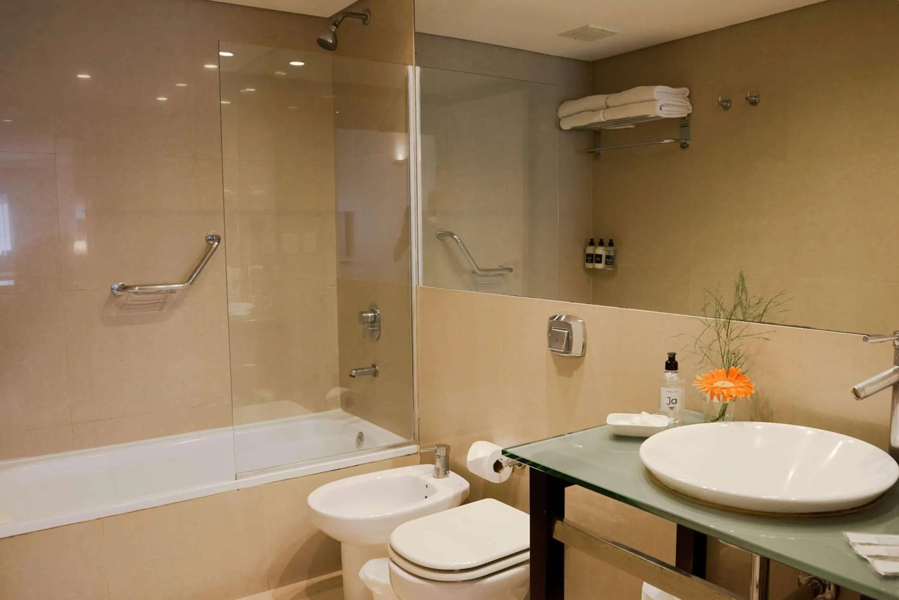 Photo of the whole room in Dazzler by Wyndham Buenos Aires Maipu