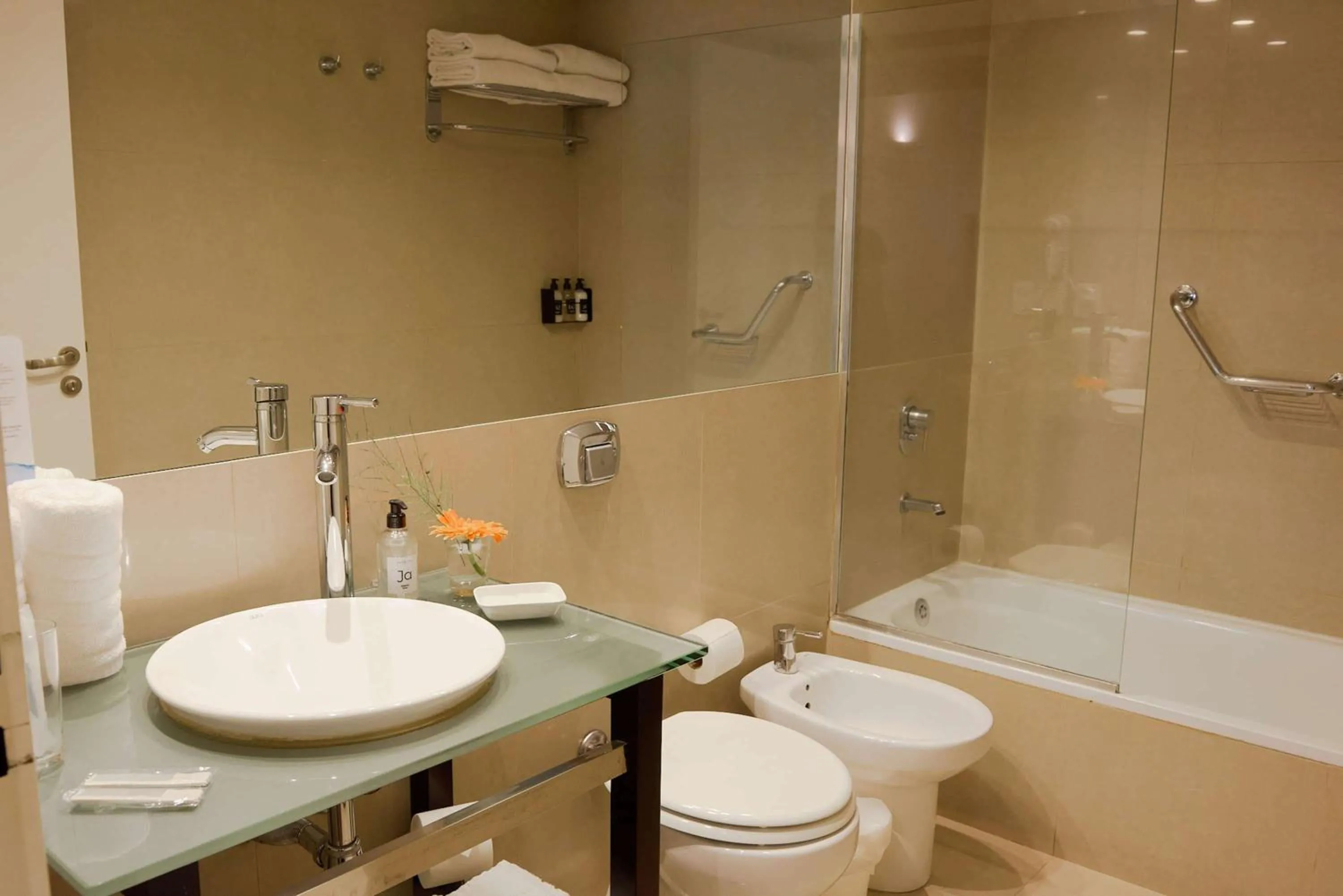 Photo of the whole room in Dazzler by Wyndham Buenos Aires Maipu