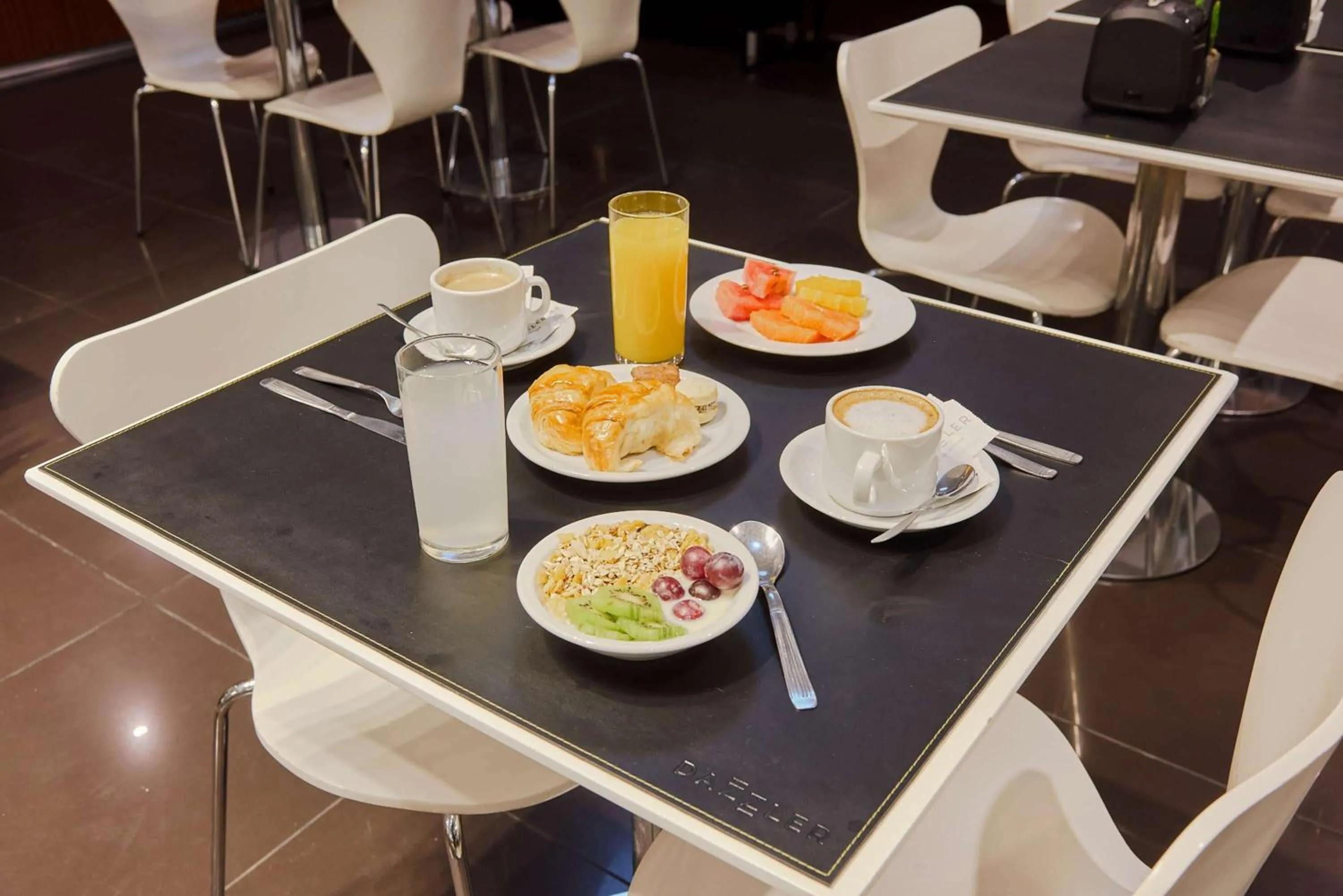 Restaurant/places to eat in Dazzler by Wyndham Buenos Aires Maipu