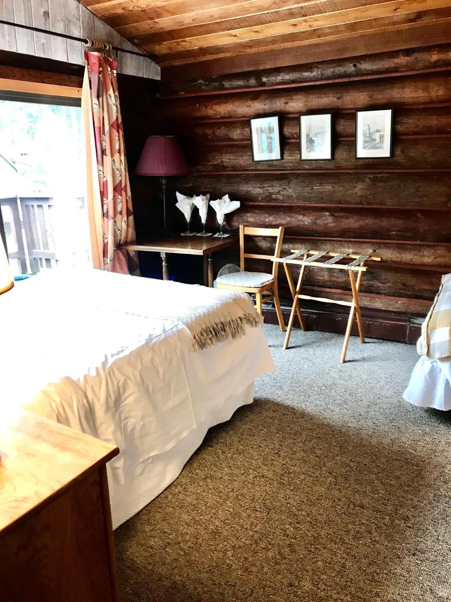Seating area, Bed in The Surf Lodge and Pub