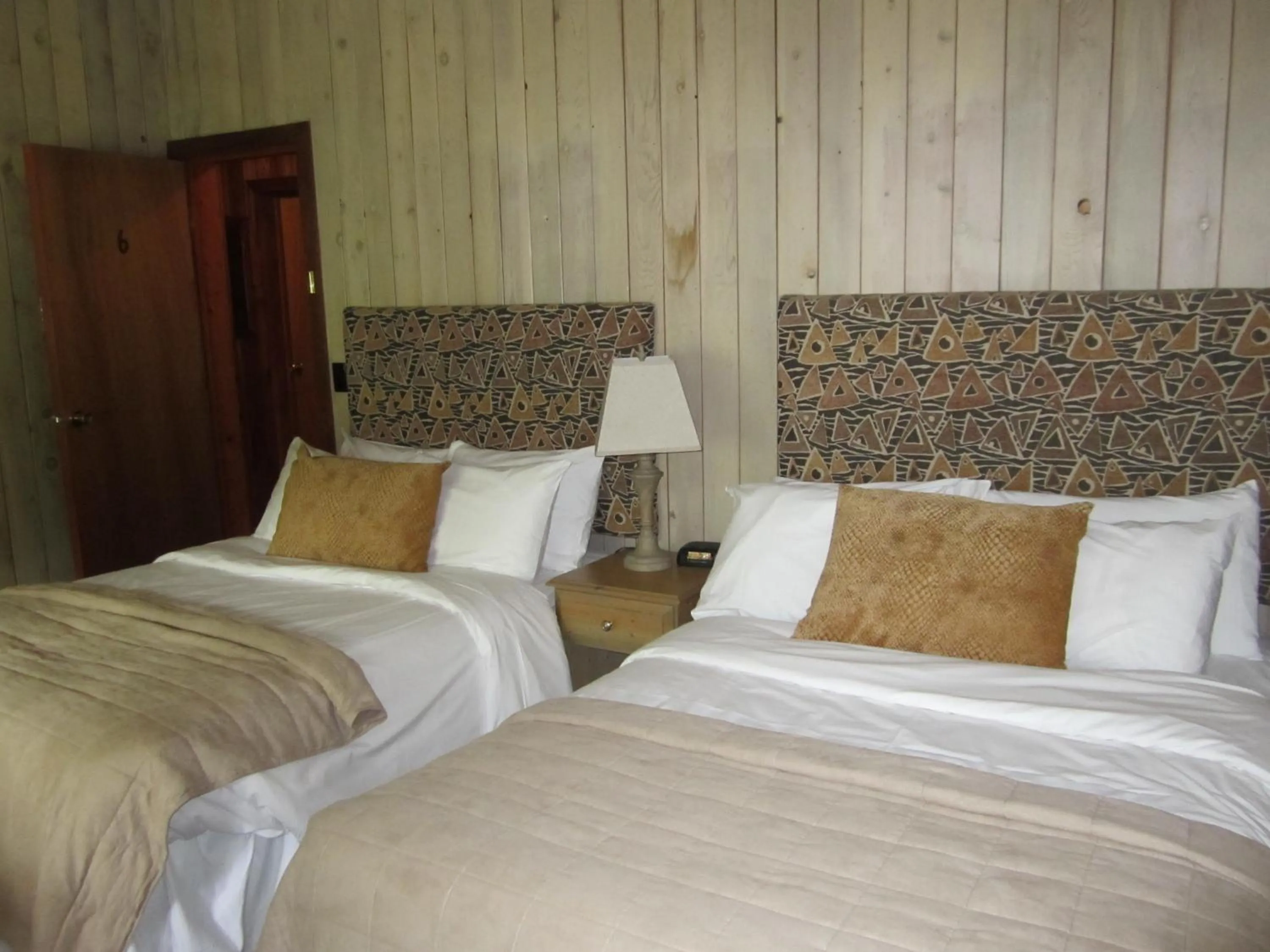 Bed in The Surf Lodge and Pub
