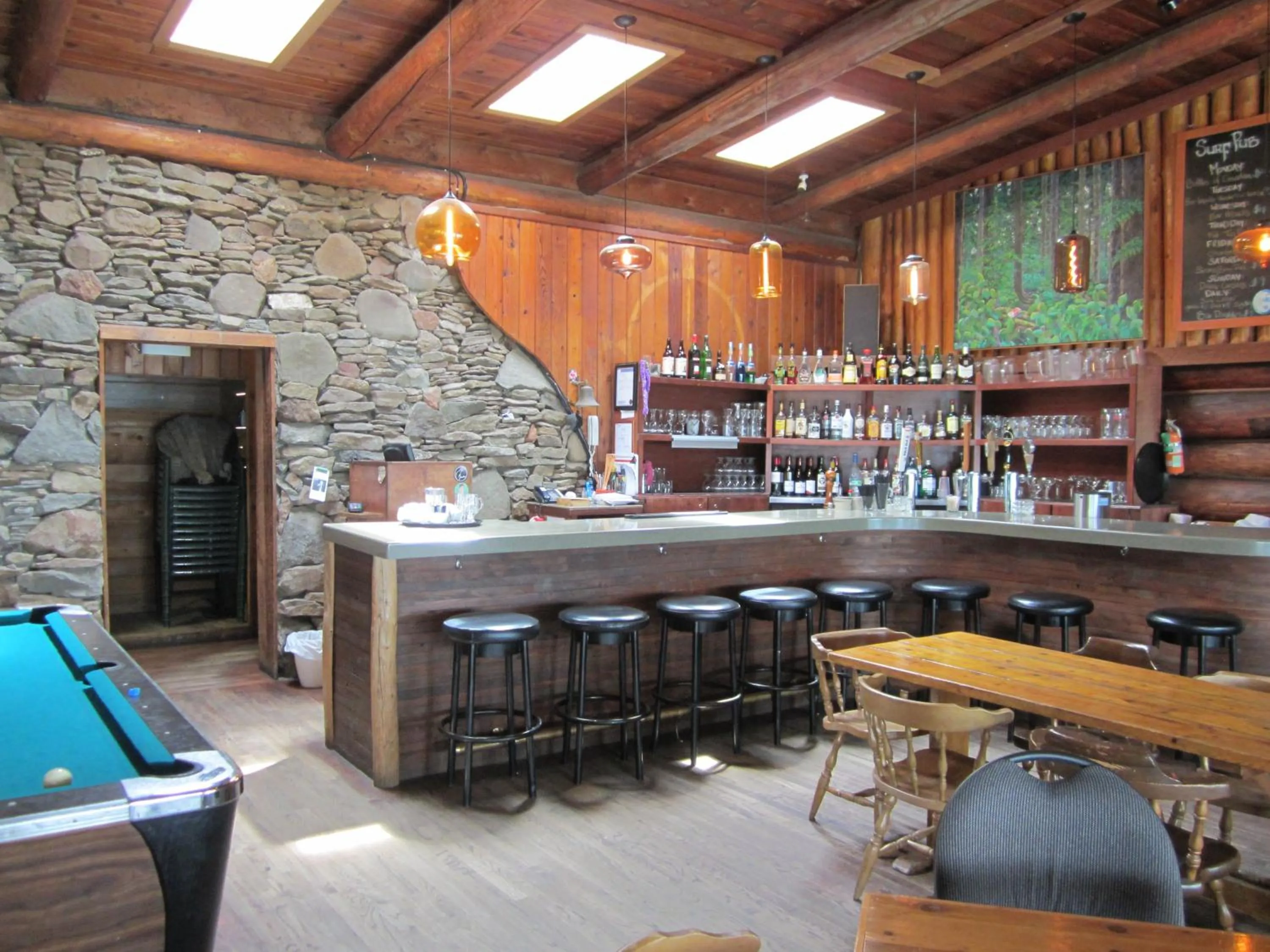 Restaurant/places to eat in The Surf Lodge and Pub