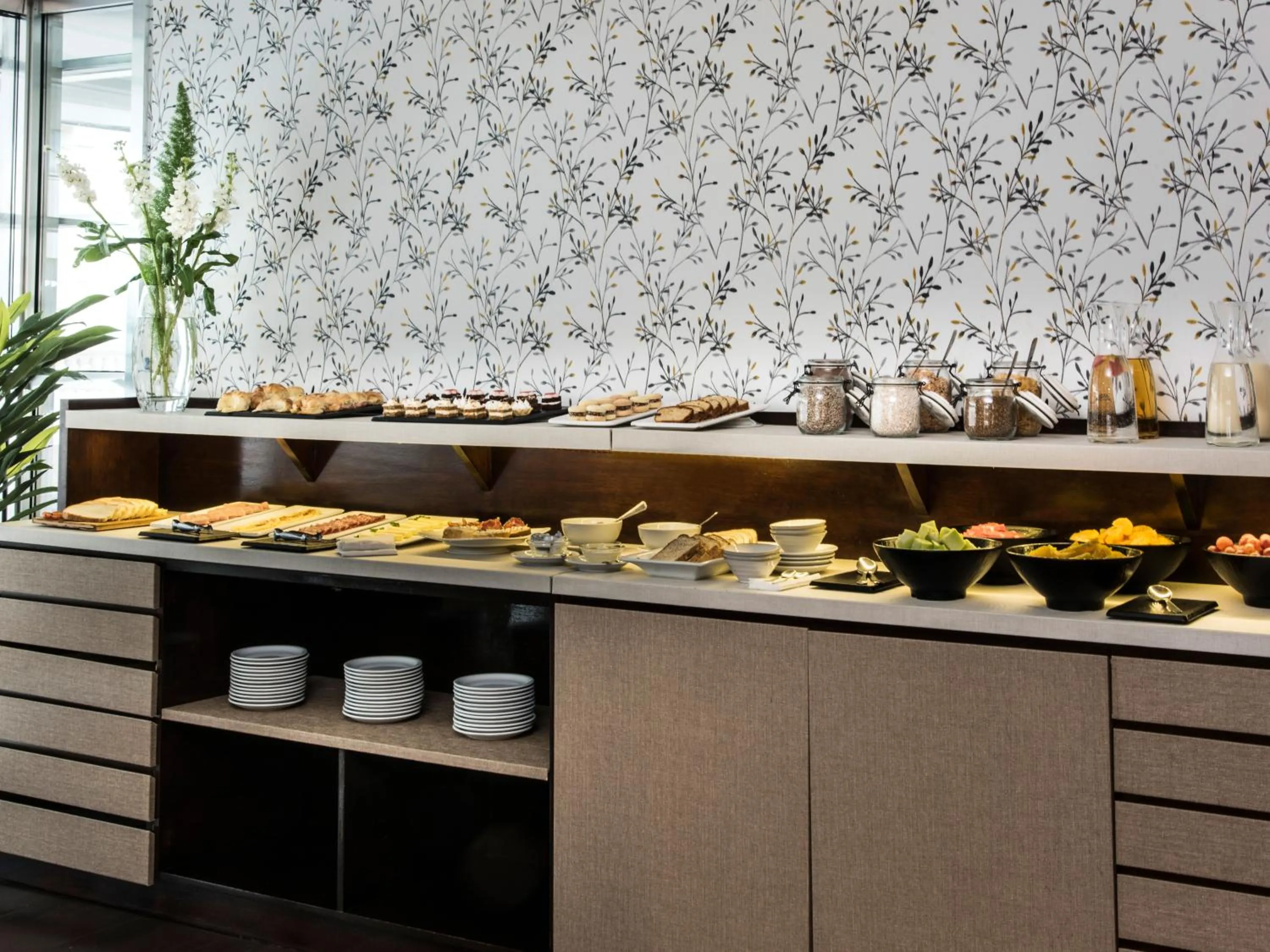 Buffet breakfast in HTL City Baires