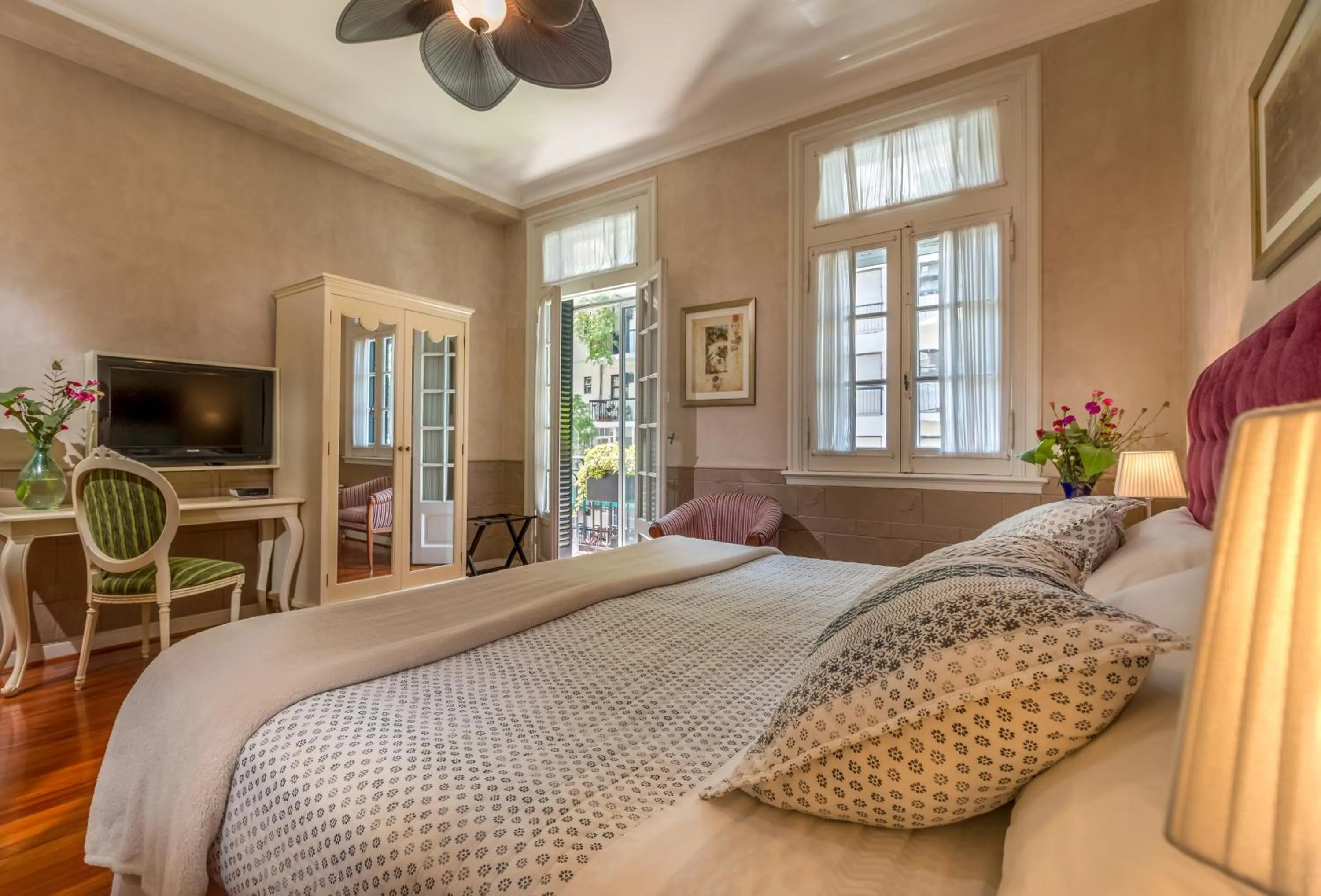 Communal lounge/ TV room, Bed in Duque Hotel Boutique & Spa