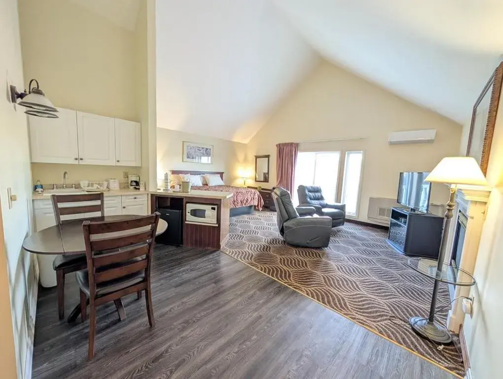 Superior King Suite with Whirlpool in The Falls Motel - 2 Mi to " Watkins Glen State Park, Seneca Lake " AND 4 Mi to Watkins Glen International Track " The Glen " Superior King Suite with Whirlpool in The Falls Motel - 2 Mi to " Watkins Glen State Park, Seneca Lake " AND 4 Mi to Watkins Glen International Track " The Glen "