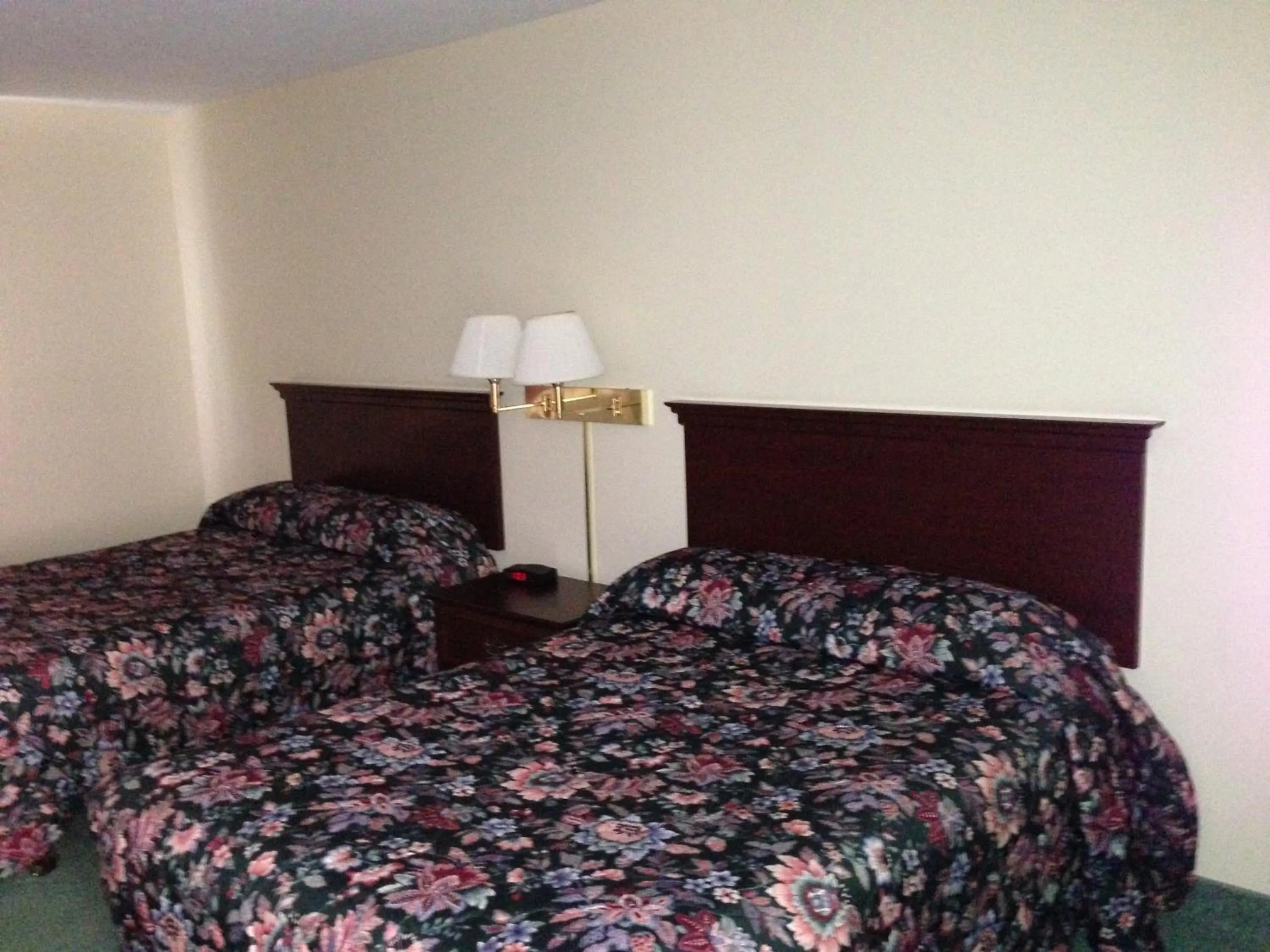 Bed in The Falls Motel