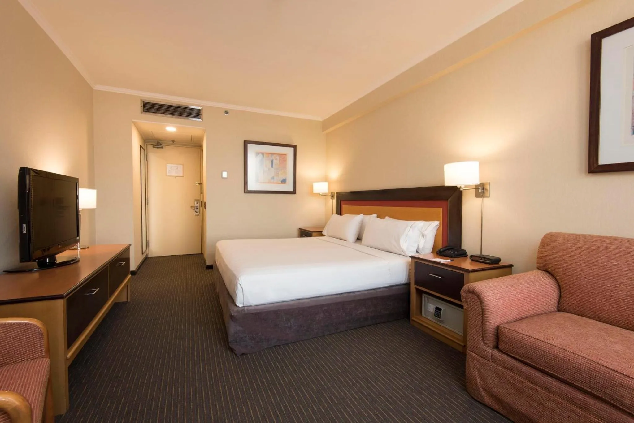 Photo of the whole room, Bed in Holiday Inn Express Puerto Madero by IHG