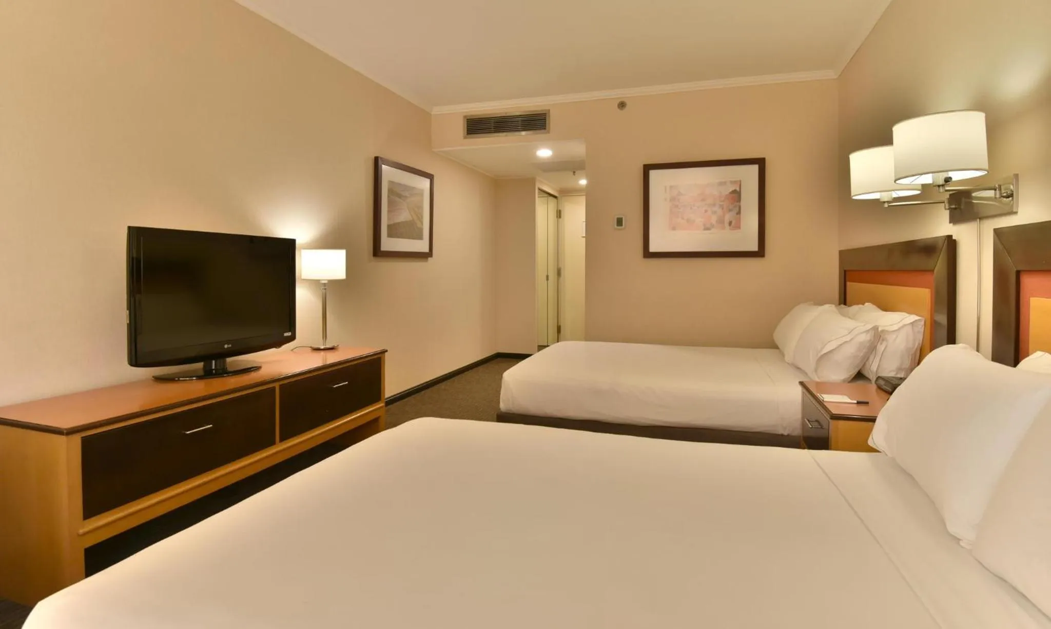 Photo of the whole room, Bed in Holiday Inn Express Puerto Madero by IHG