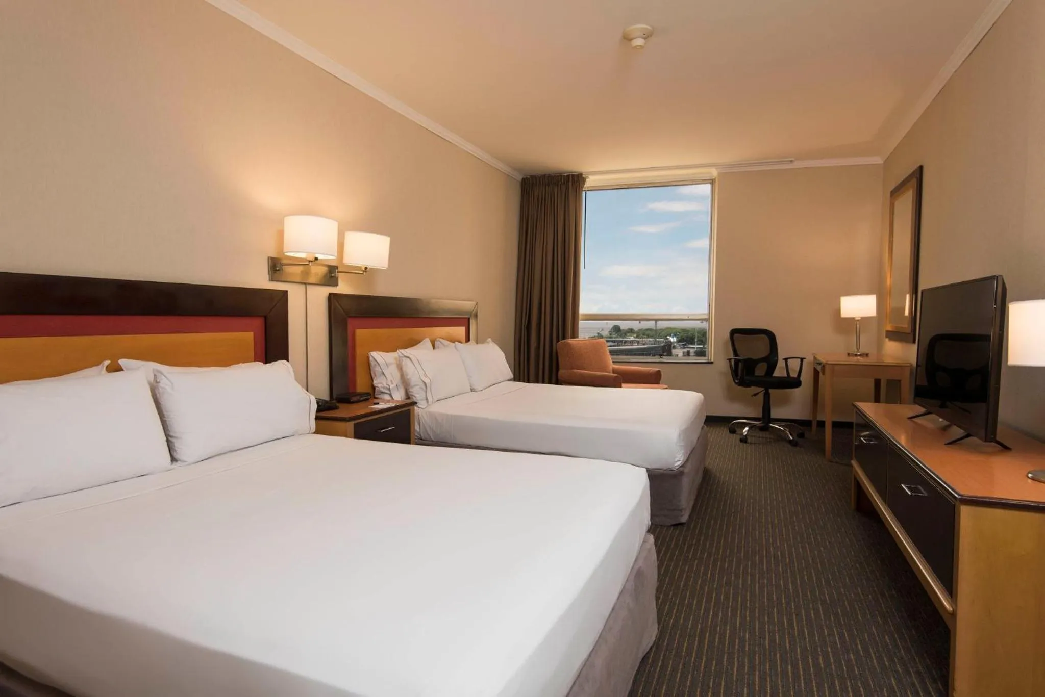 Photo of the whole room, Bed in Holiday Inn Express Puerto Madero by IHG