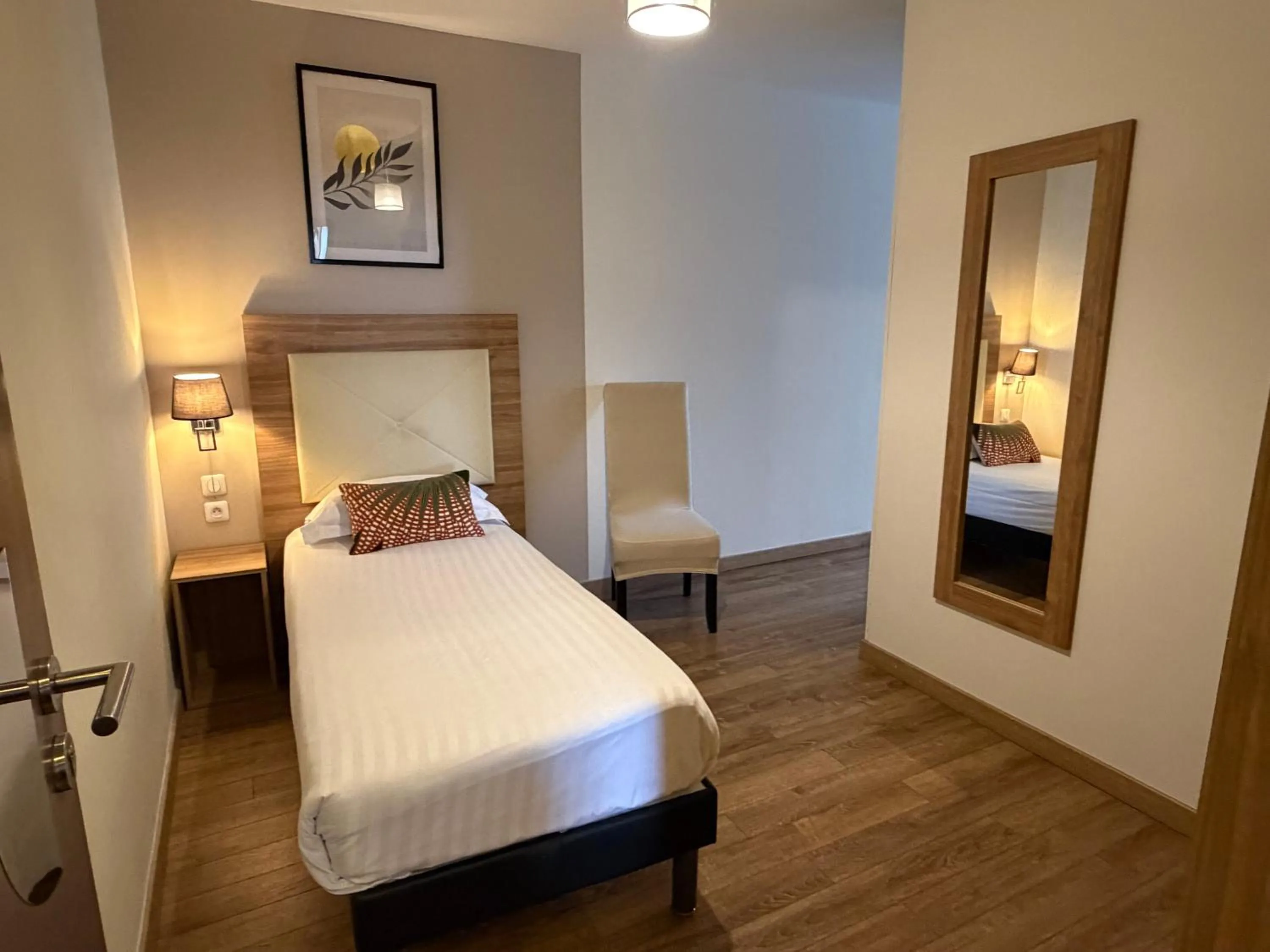 Bed in The Originals Boutique, Le Grand Hôtel Molière, Pézenas