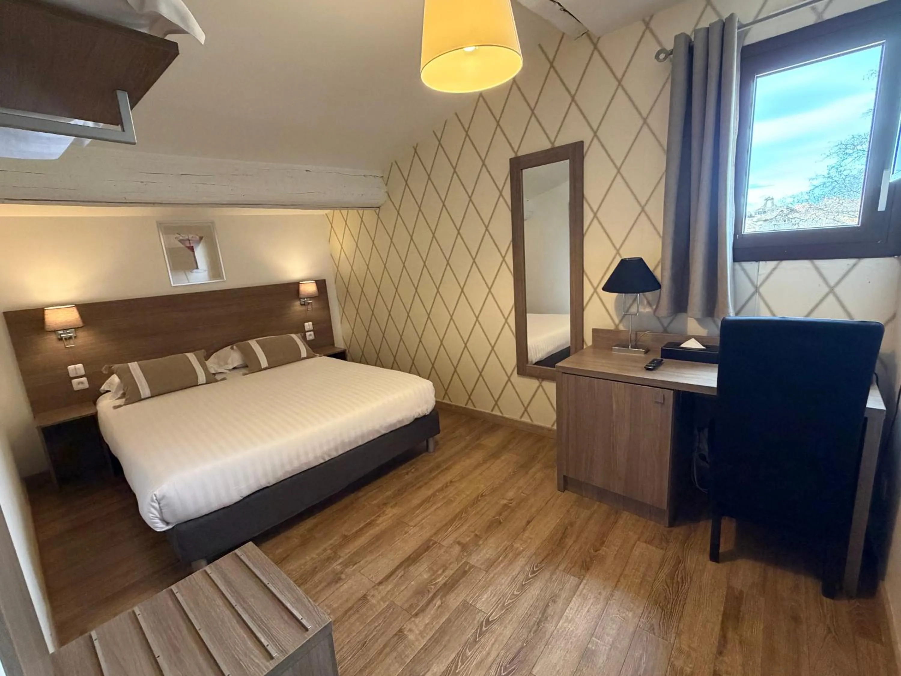 Bed in The Originals Boutique, Le Grand Hôtel Molière, Pézenas