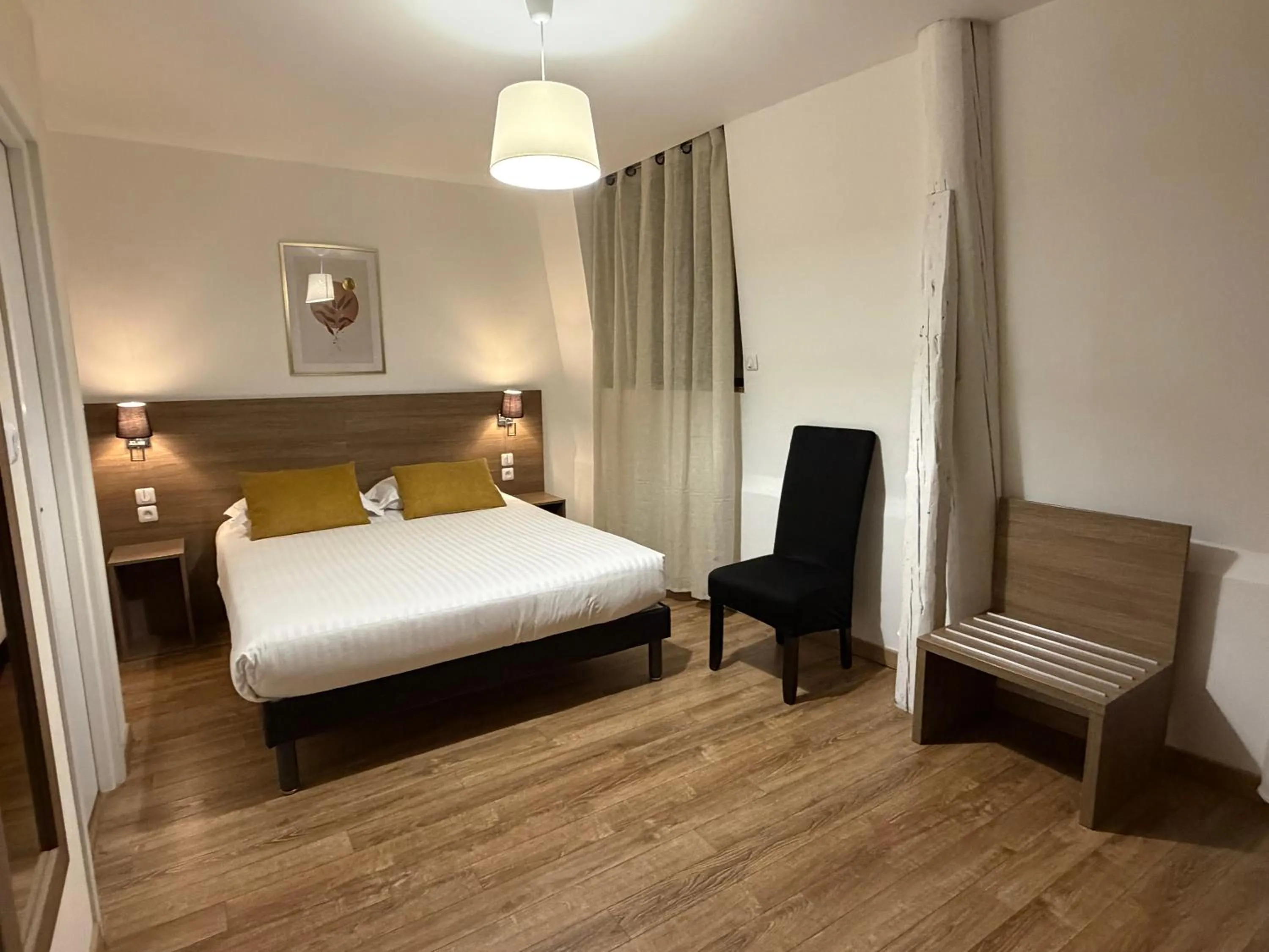 Bed in The Originals Boutique, Le Grand Hôtel Molière, Pézenas