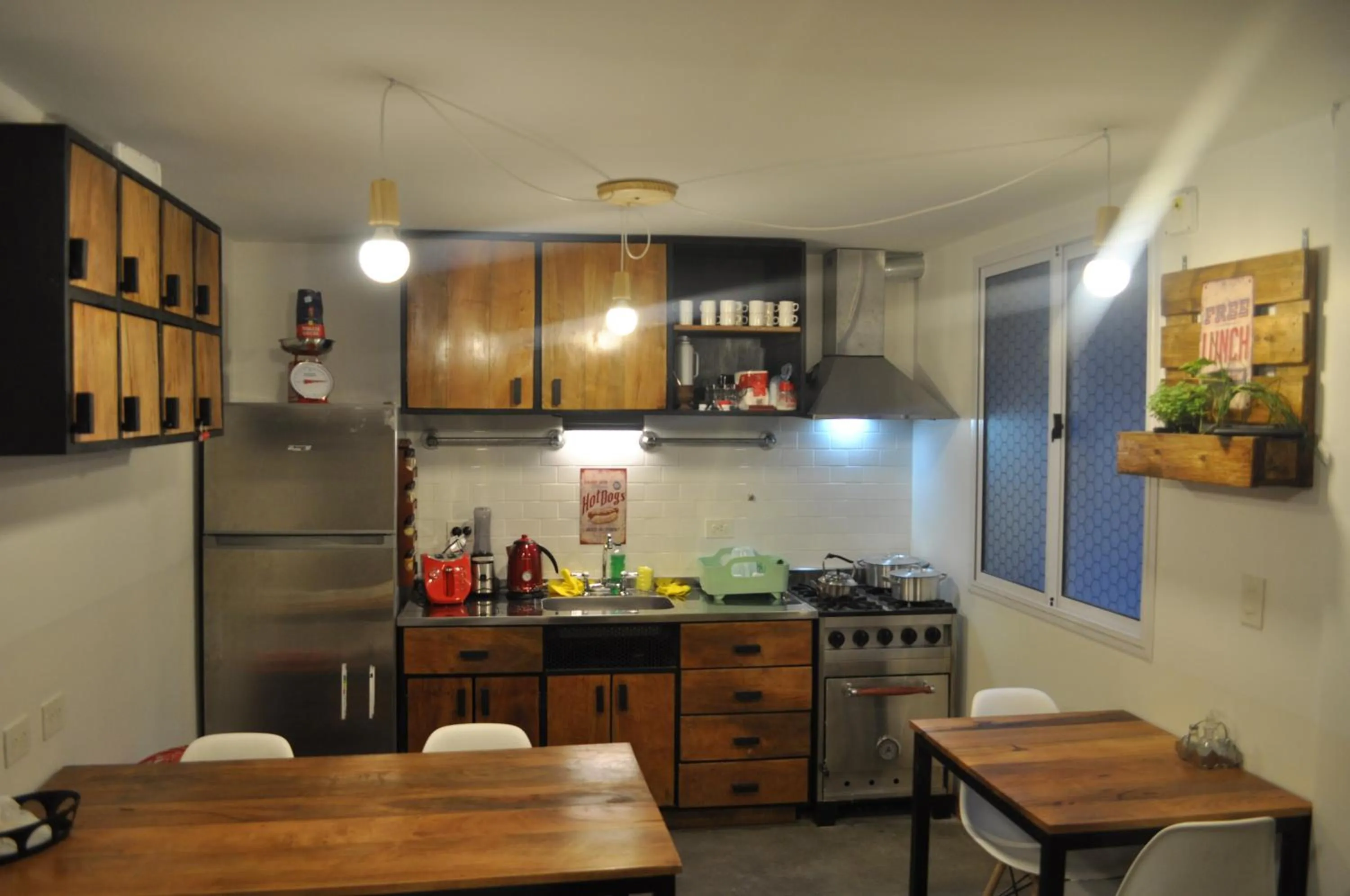 Communal lounge/ TV room in Sabatico Travelers Hostel & Guesthouse