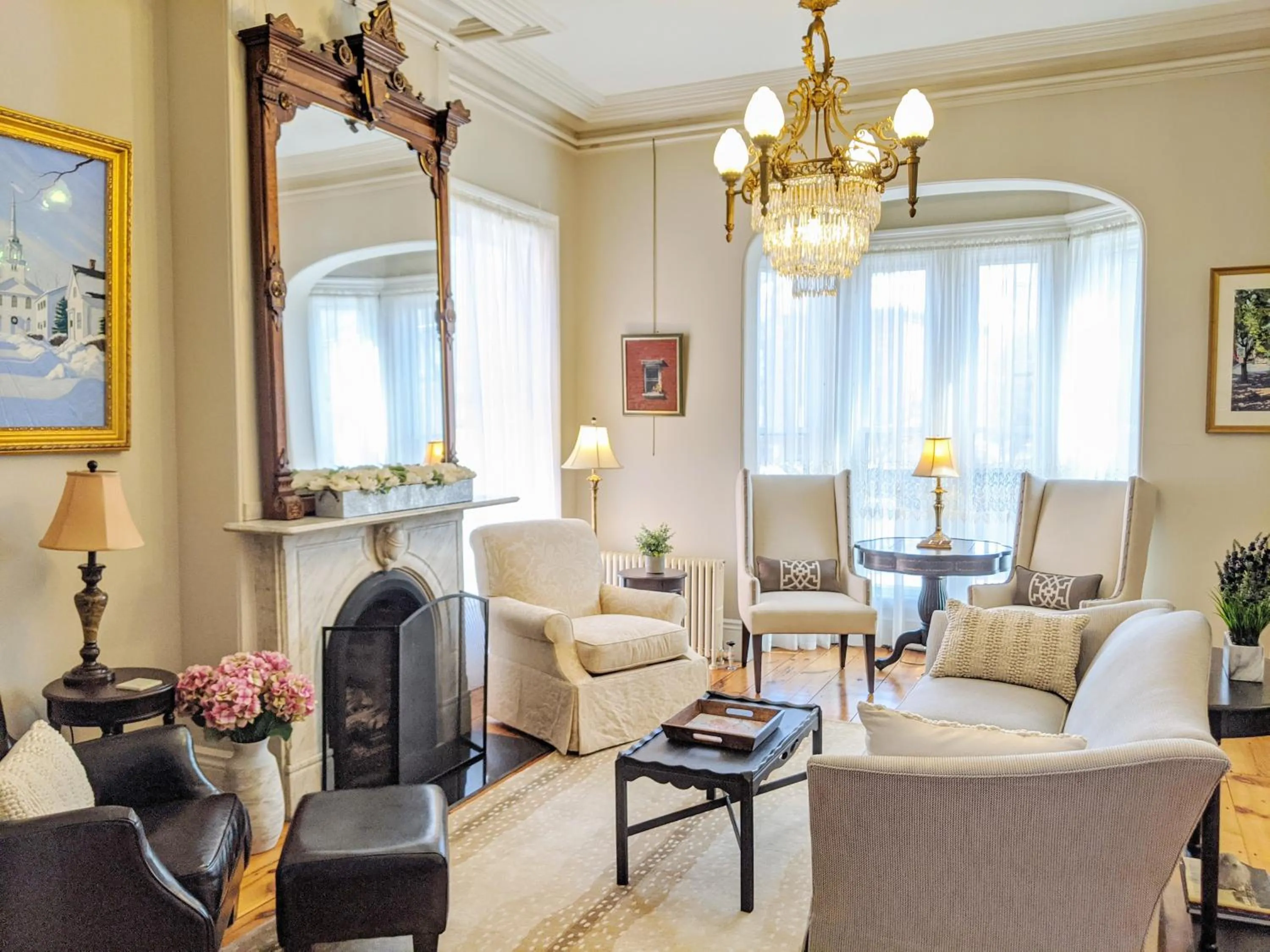 Living room in Blind Tiger Portland - Carleton Street Guest House