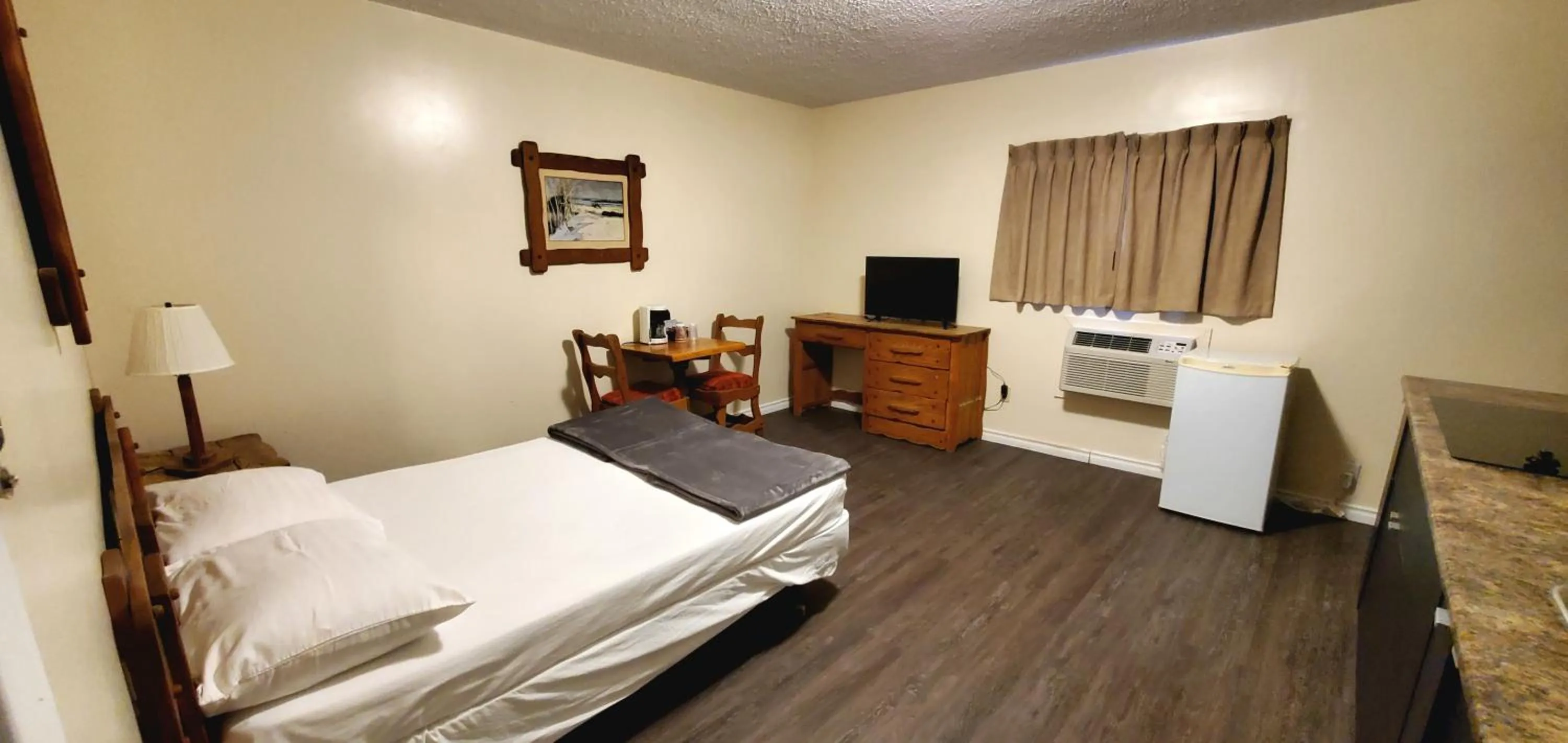 Bed in Agassiz Hotel and Restaurant - Under New Management