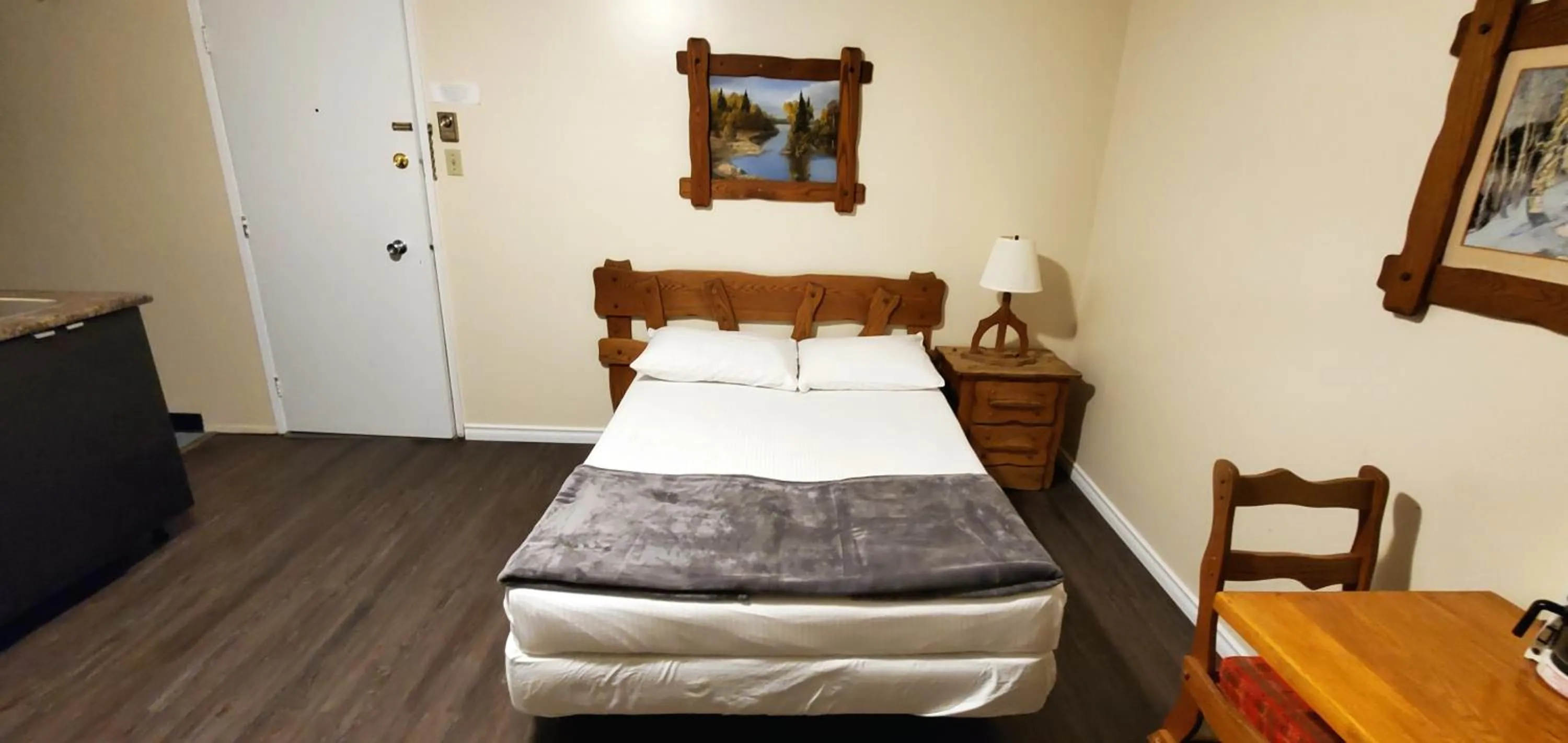 Bed in Agassiz Hotel and Restaurant - Under New Management