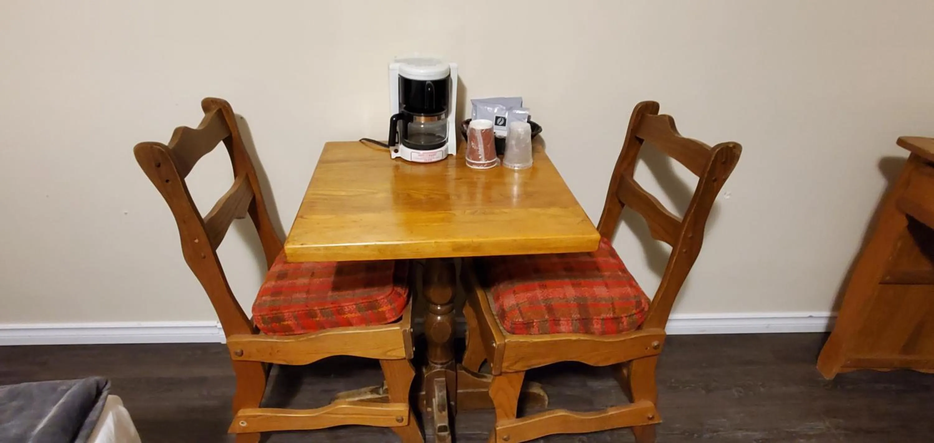 Coffee/tea facilities in Agassiz Hotel and Restaurant - Under New Management