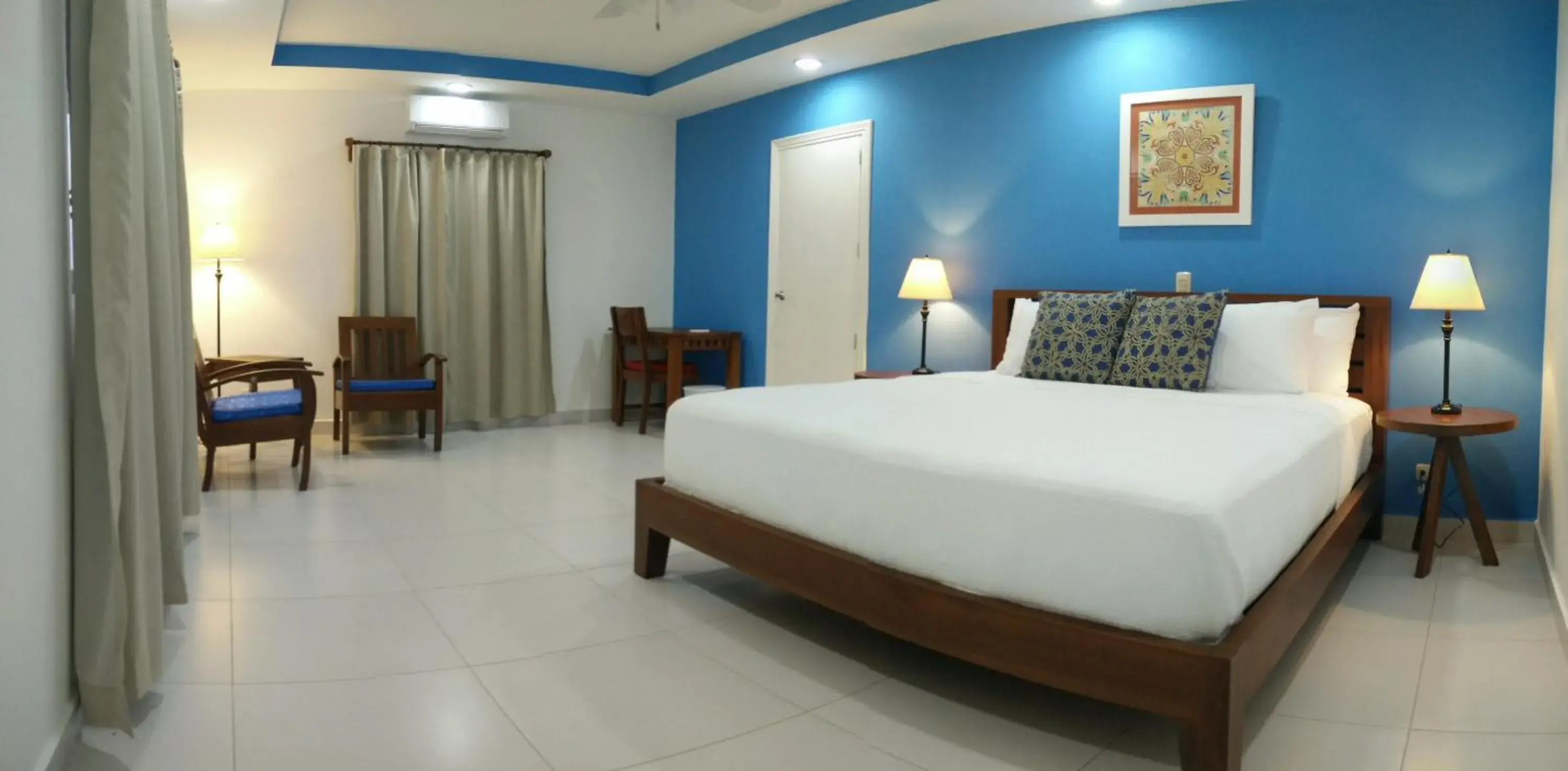 Deluxe King Room in El Mirador Suites Deluxe King Room in El Mirador Suites