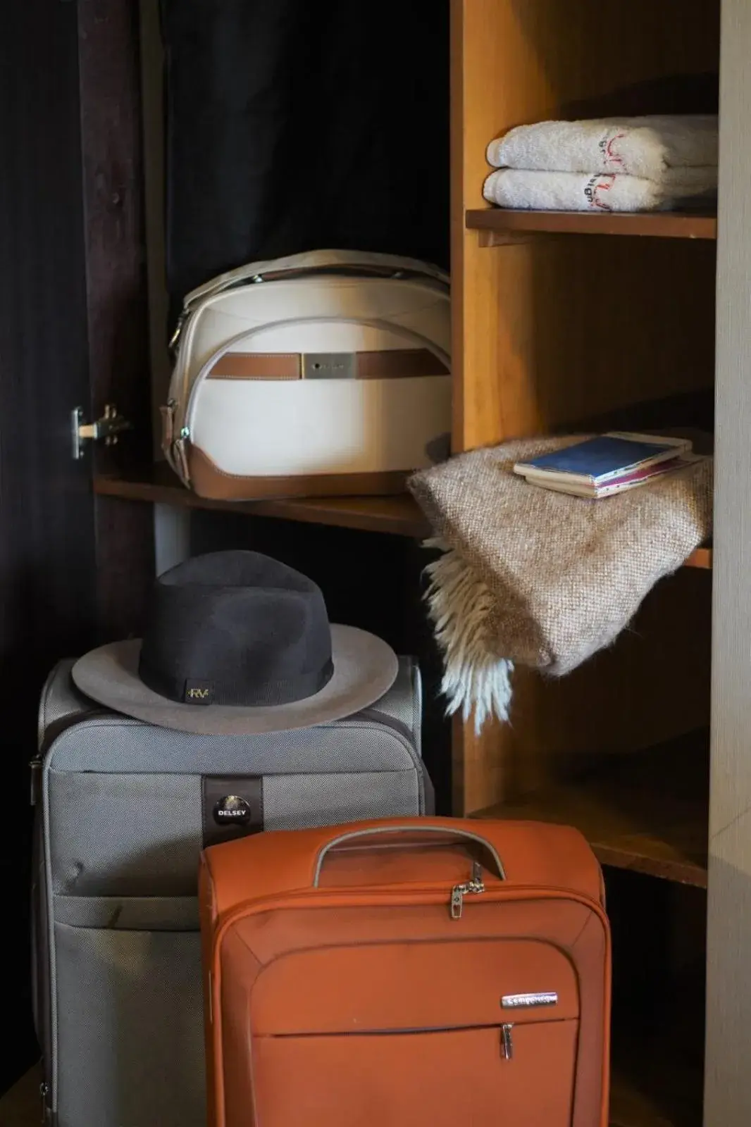 Photo of the whole room in Sarum Hotel Design Photo of the whole room in Sarum Hotel Design