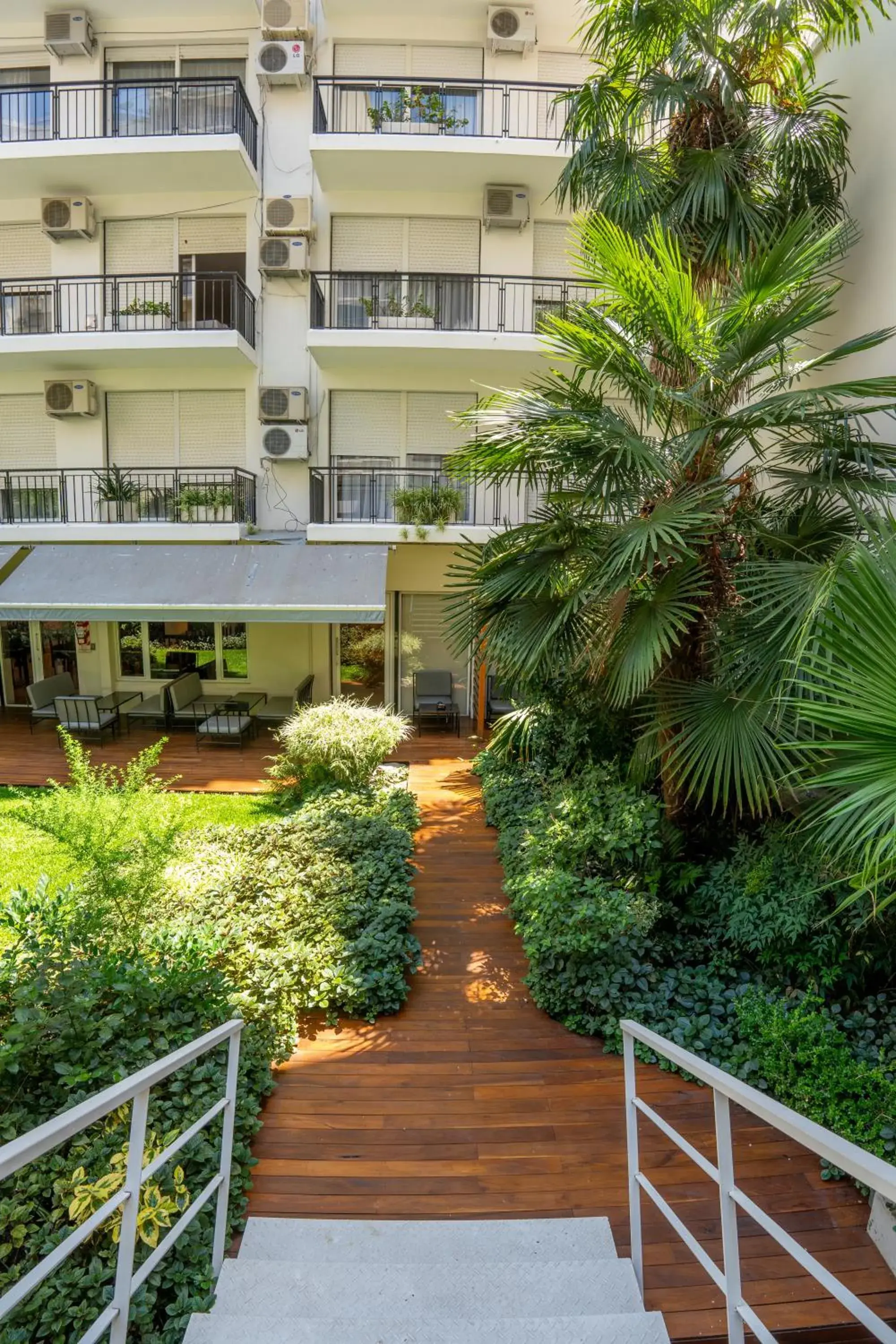 Property building in Aparthotel Trianon Recoleta Property building in Aparthotel Trianon Recoleta