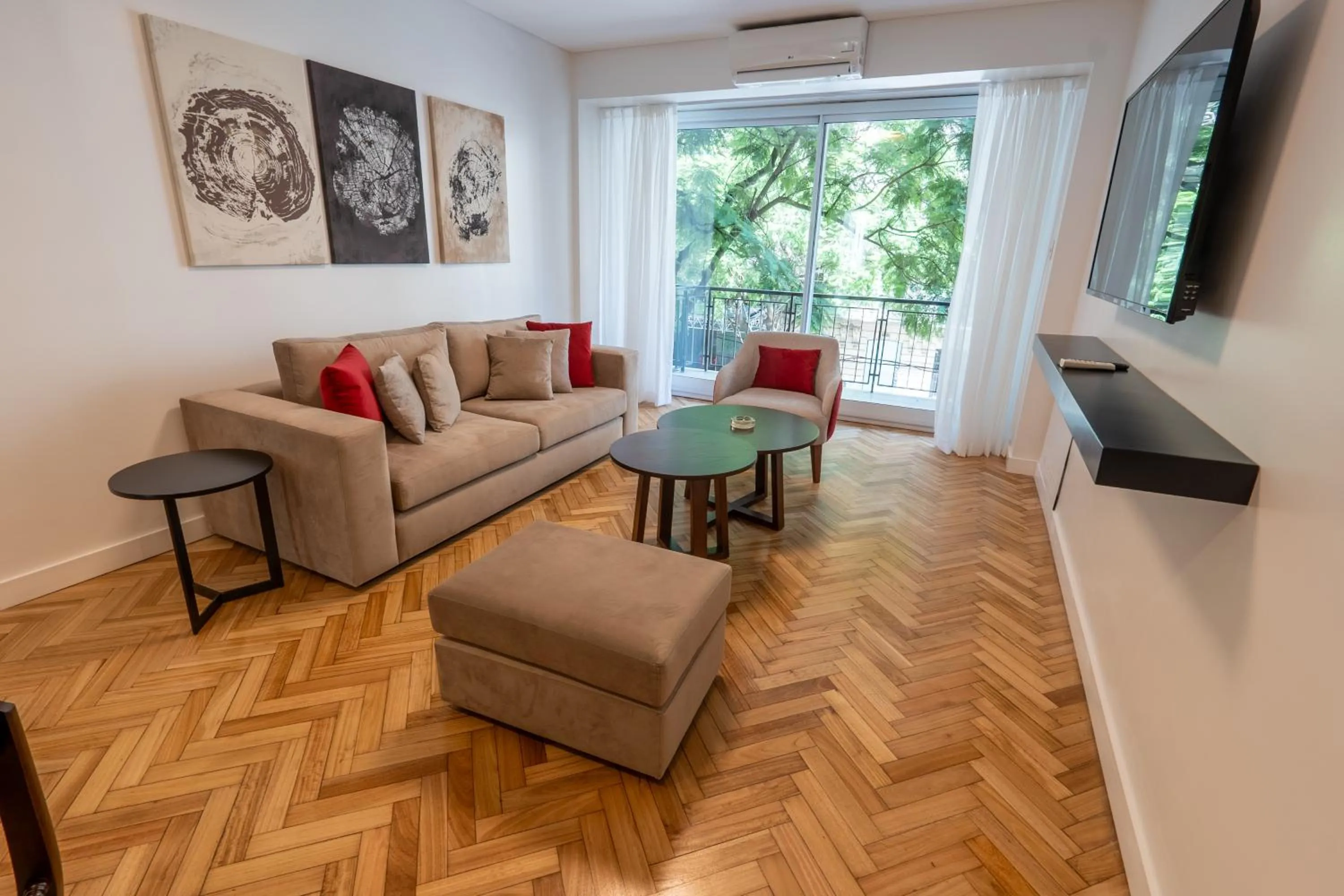 Communal lounge/ TV room in Aparthotel Trianon Recoleta