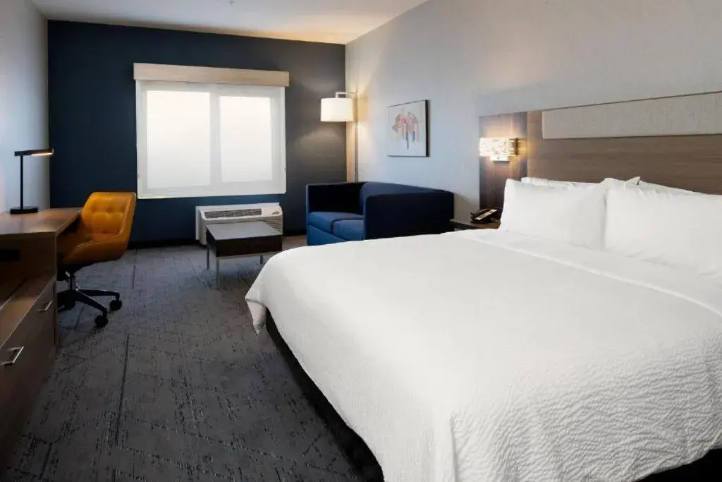 Bed in Holiday Inn Express & Suites Albany Airport Area - Latham by IHG Bed in Holiday Inn Express & Suites Albany Airport Area - Latham by IHG