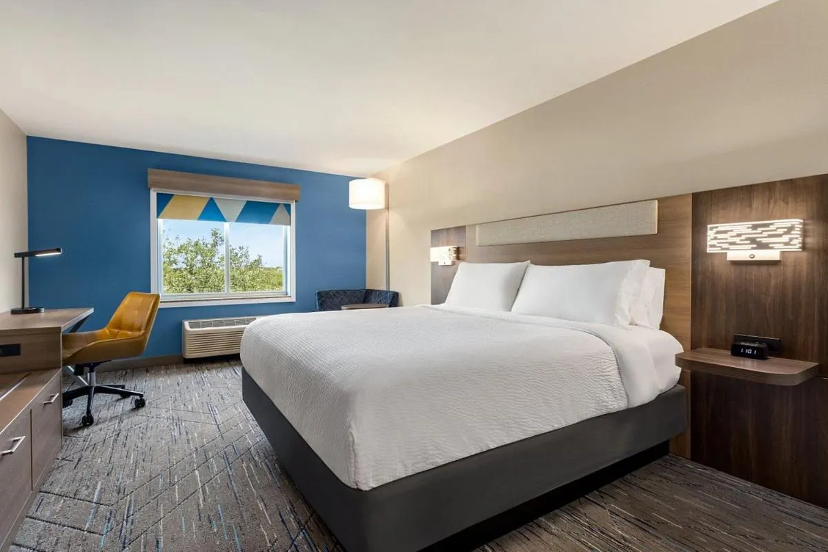 Bed in Holiday Inn Express & Suites Albany Airport Area - Latham by IHG