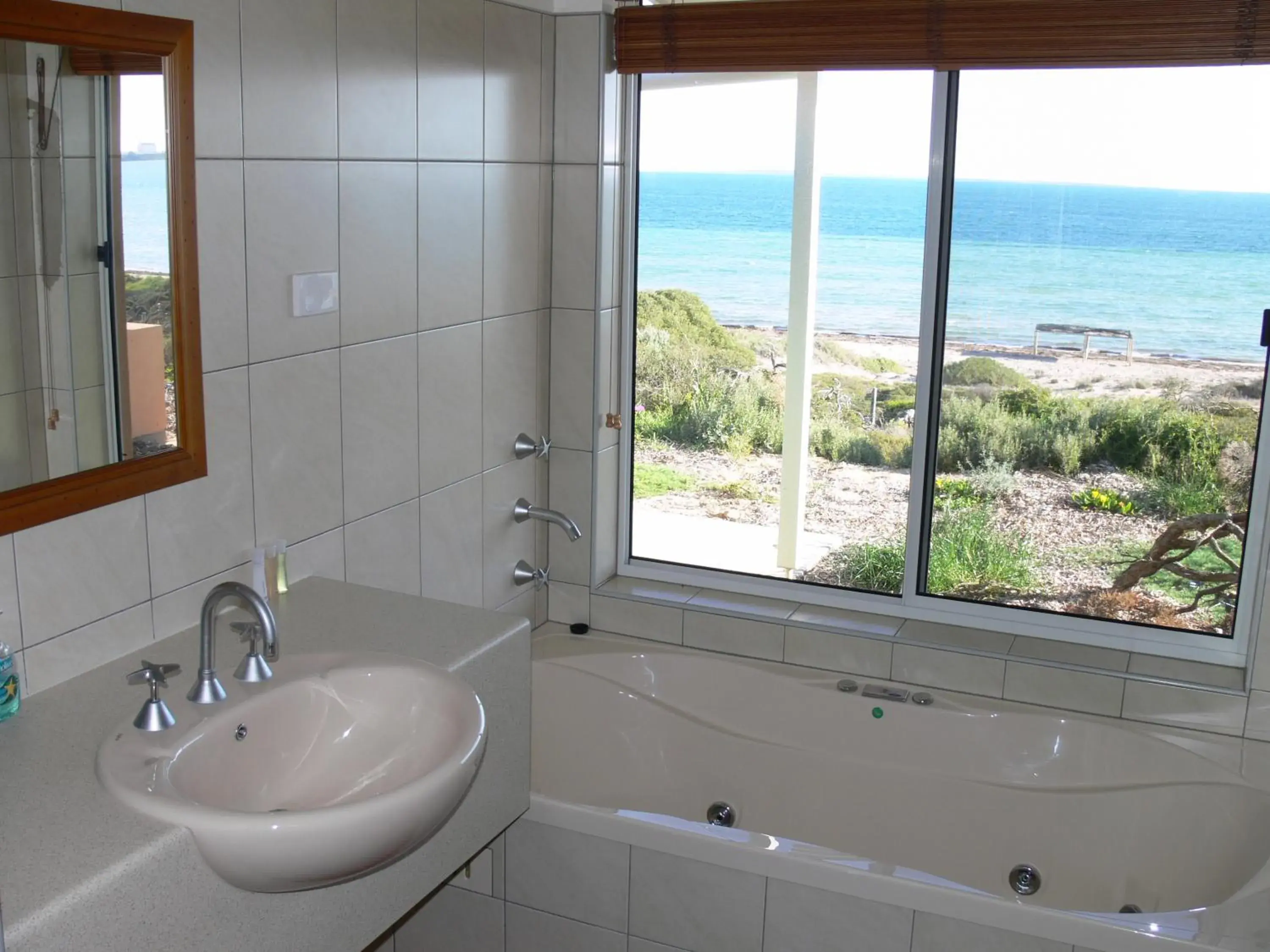 Two-Bedroom Spa Villa in Ceduna Shelly Beach Caravan Park Two-Bedroom Spa Villa in Ceduna Shelly Beach Caravan Park
