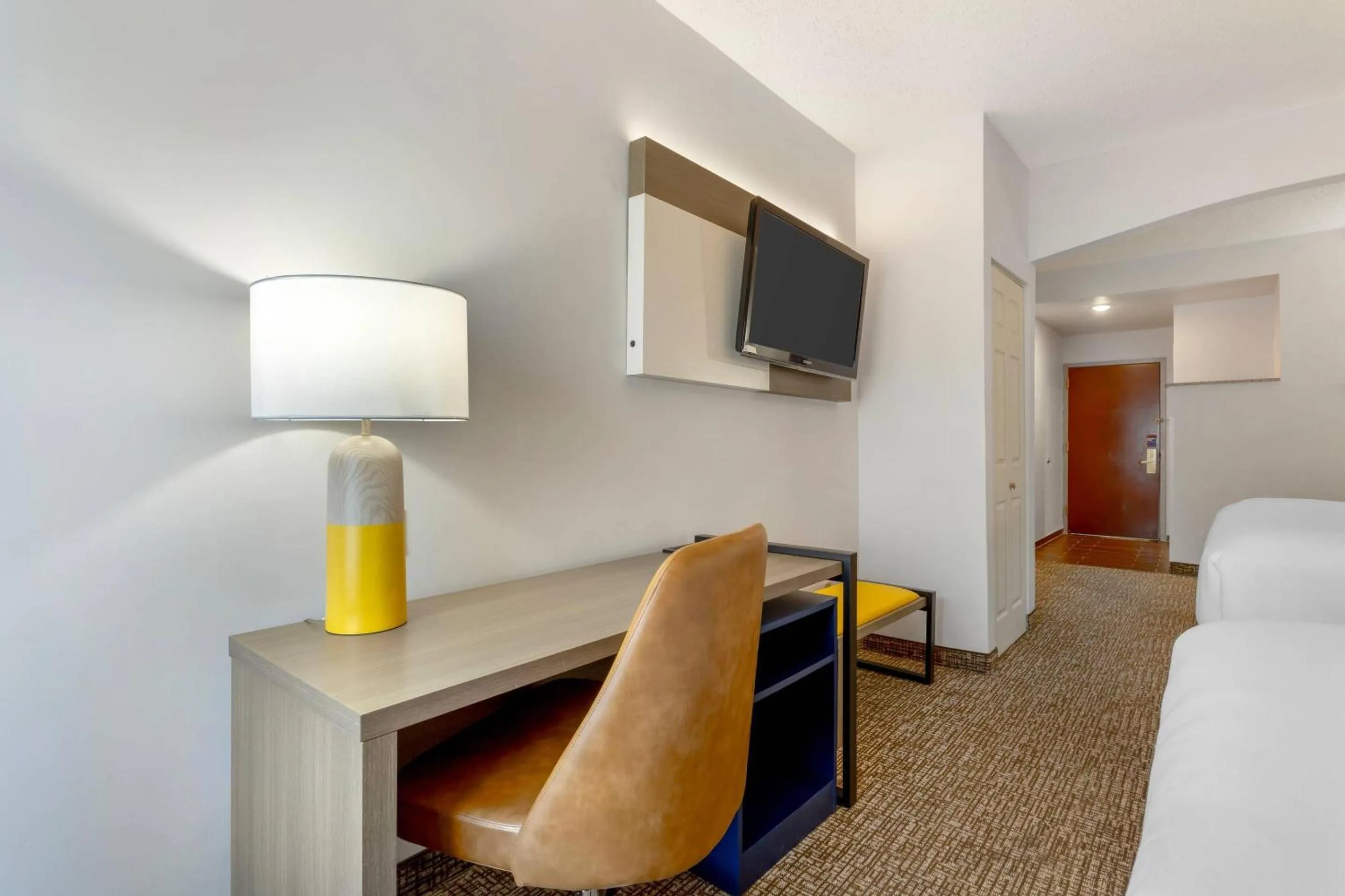 TV and multimedia in Comfort Suites East Brunswick - South River