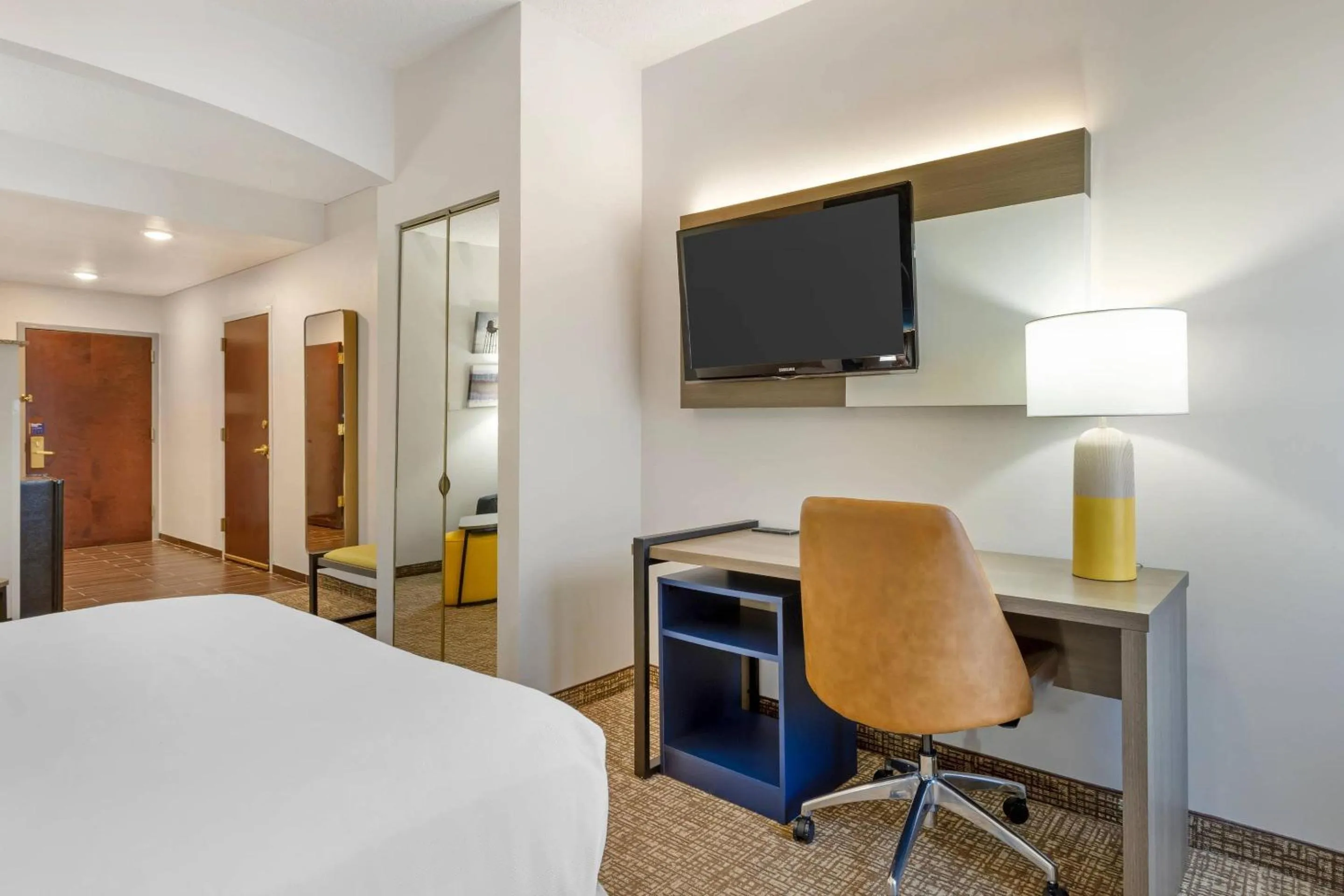 Bedroom, Bed in Comfort Suites East Brunswick - South River