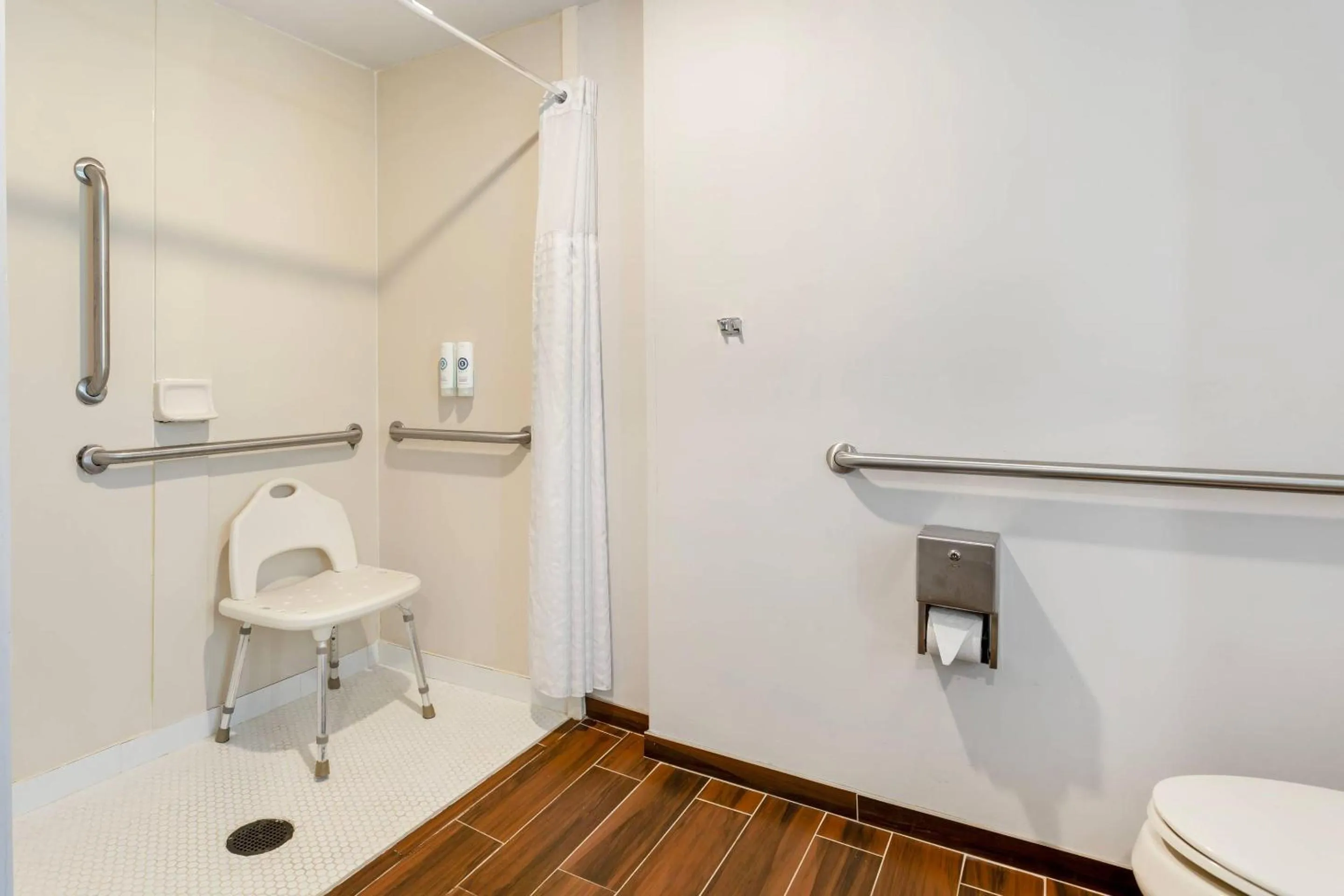 Shower in Comfort Suites East Brunswick - South River