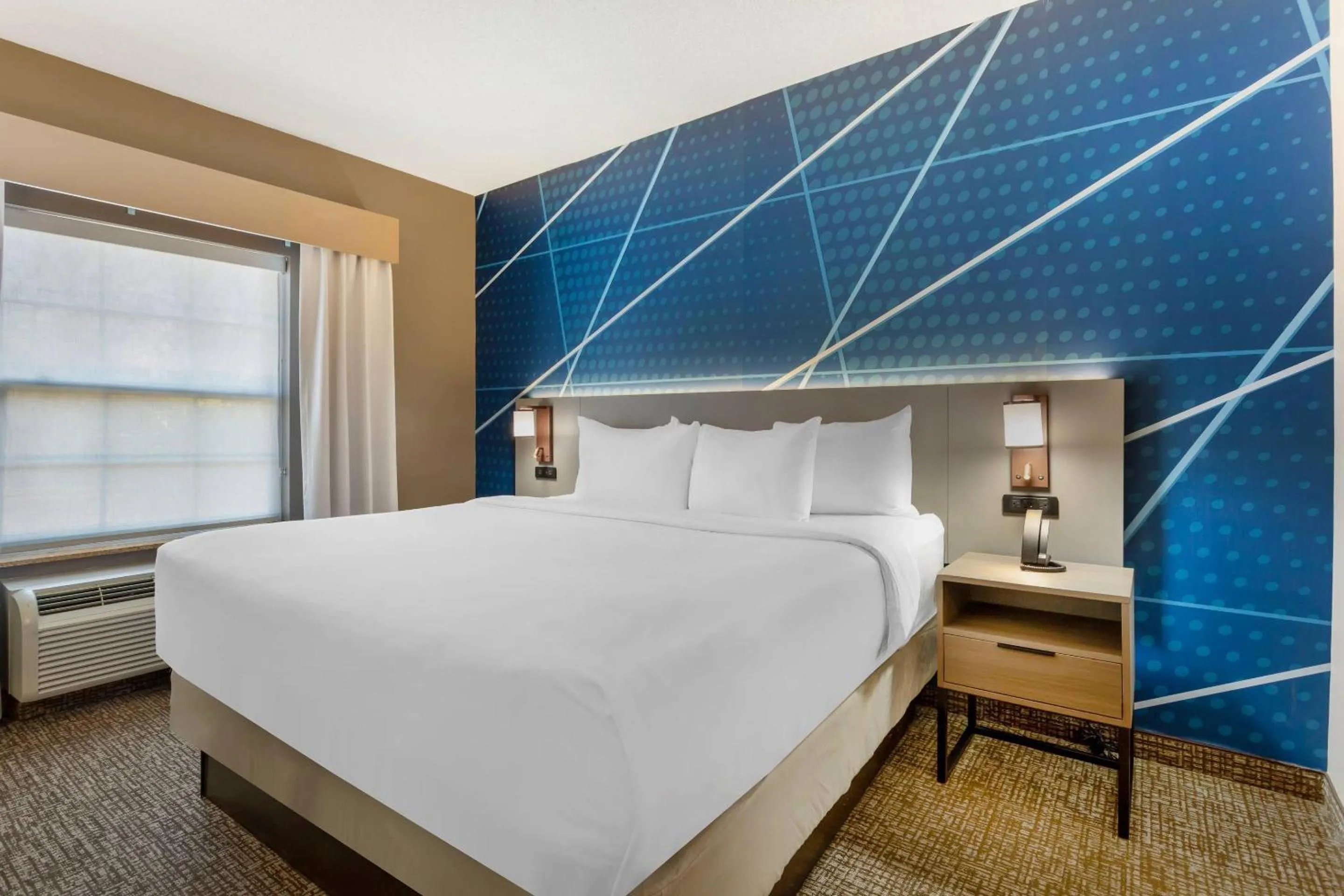 Bedroom, Bed in Comfort Suites East Brunswick - South River