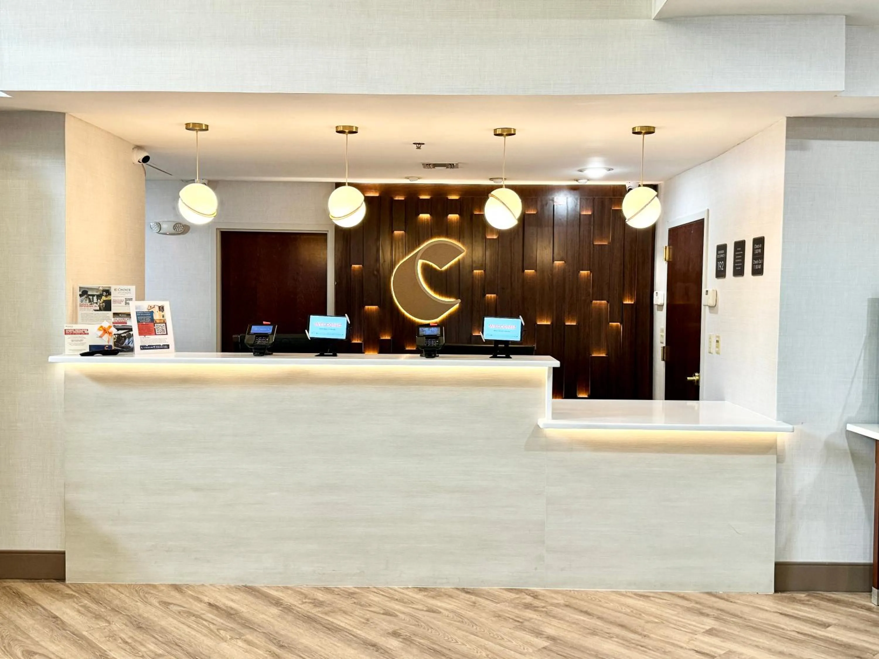 Lobby or reception in Comfort Suites East Brunswick - South River