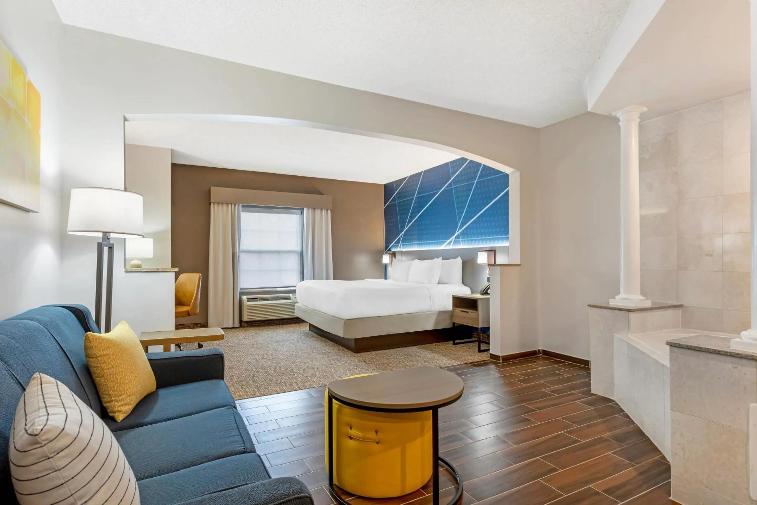 Photo of the whole room, Bed in Comfort Suites East Brunswick - South River