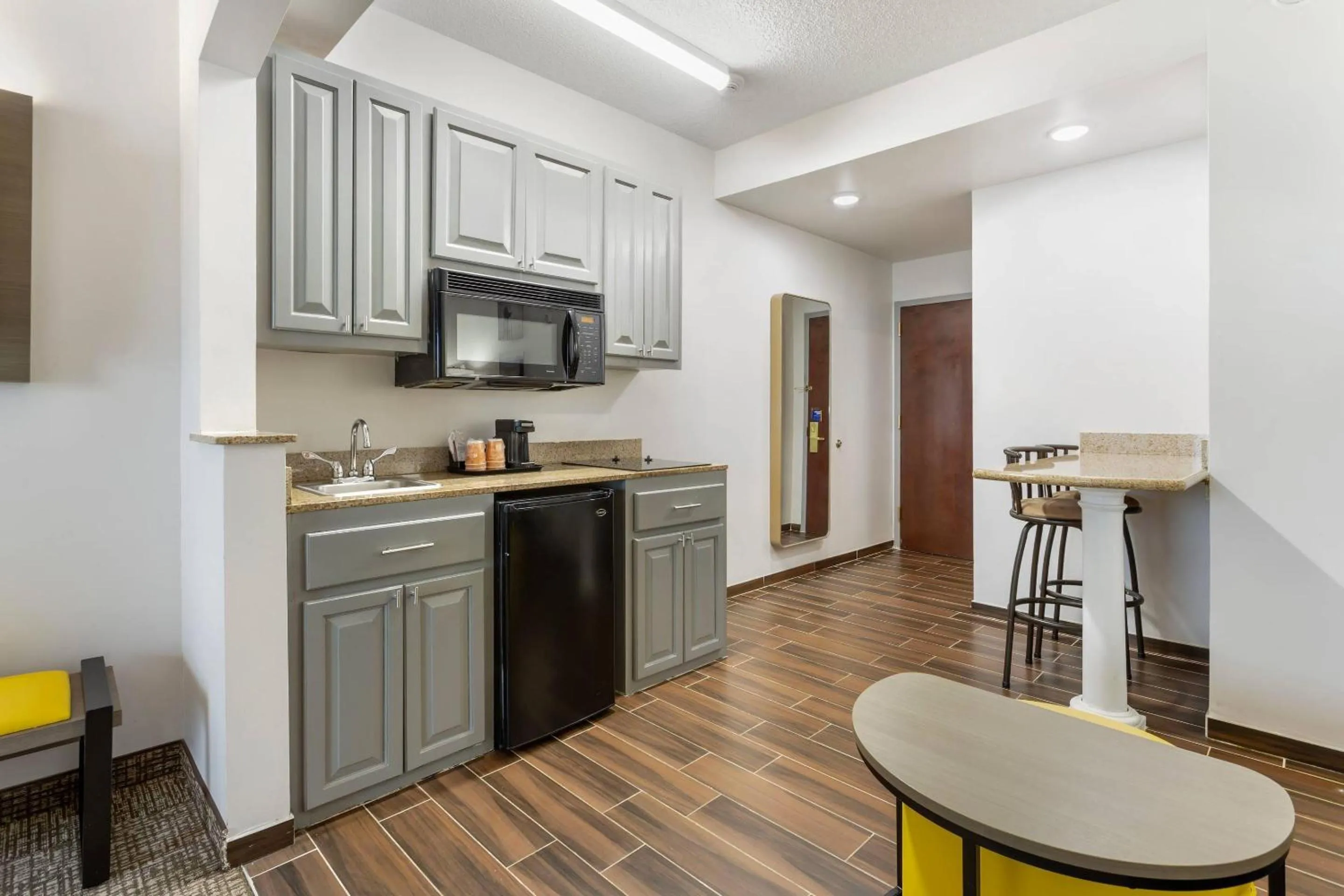 Kitchen or kitchenette in Comfort Suites East Brunswick - South River