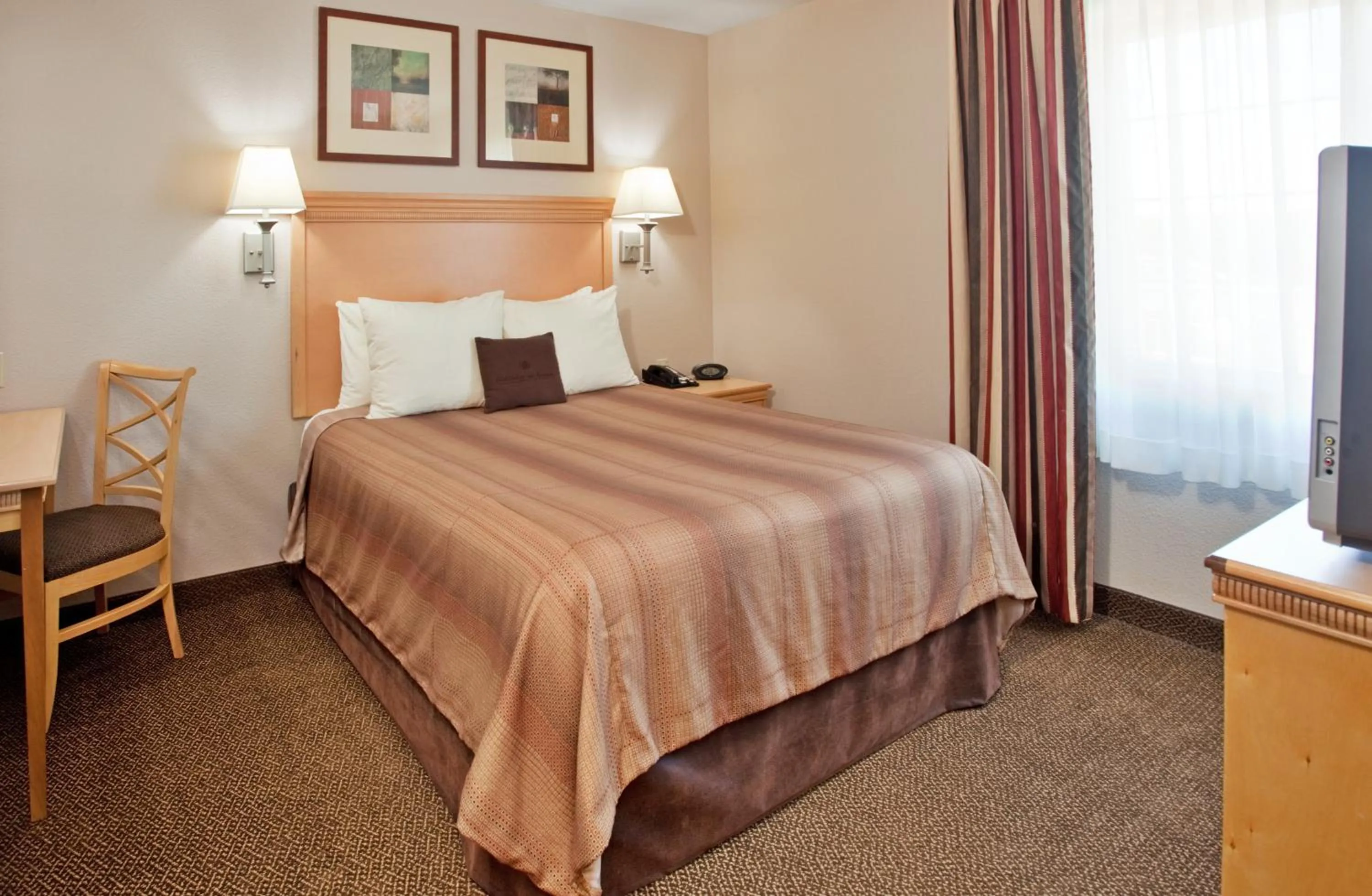 Bed in Candlewood Suites Junction City - Ft. Riley by IHG